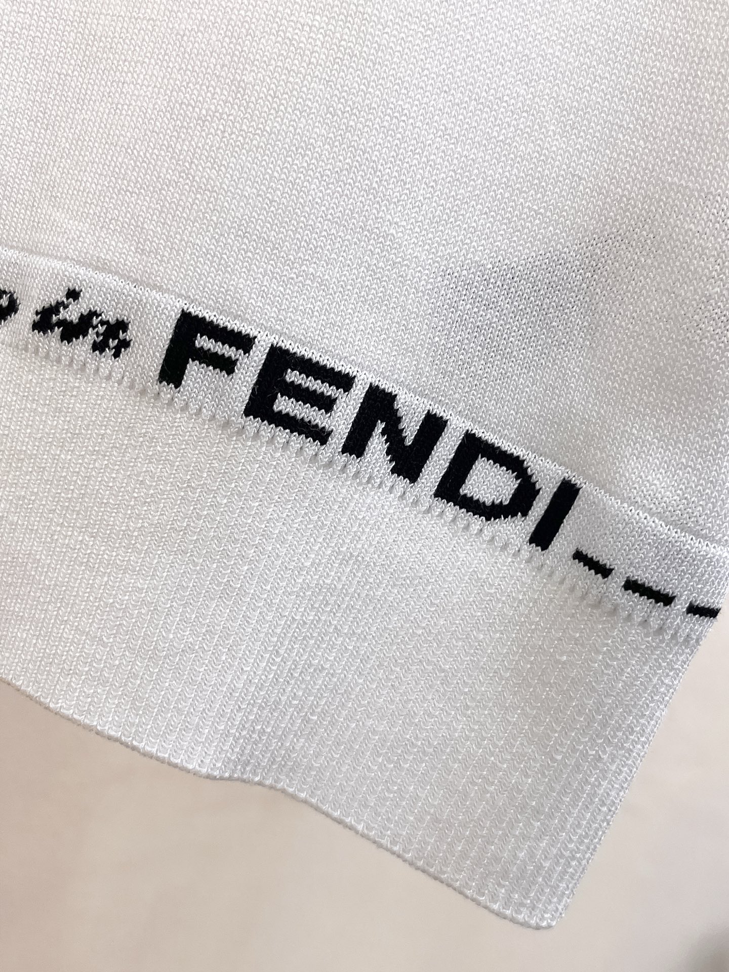 芬迪 2026春夏新品针织短袖，进口针织面料，手感柔软。顶级进口私货，设计潮流短袖针织衫，不失奢华 品质