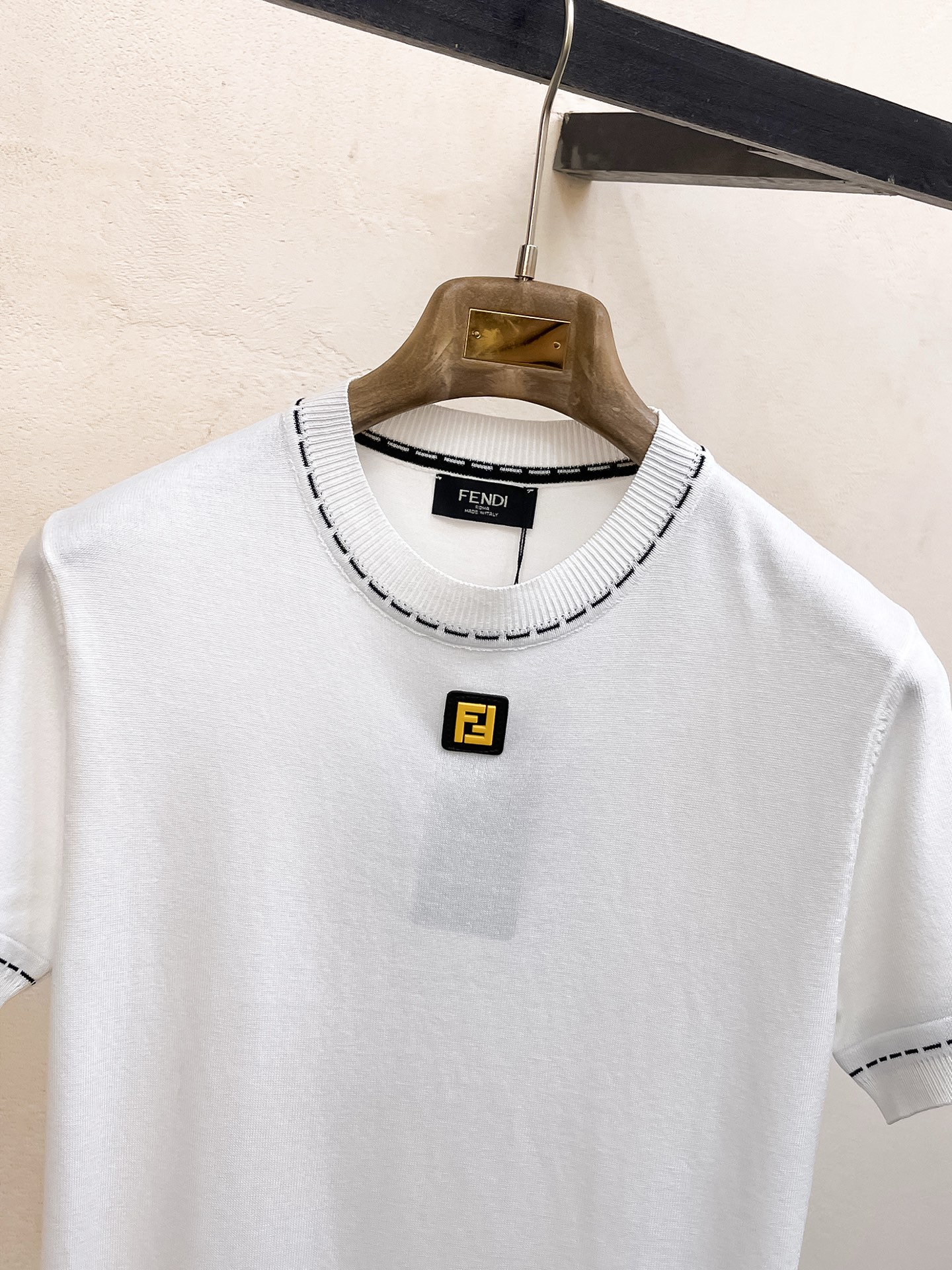 芬迪 2026春夏新品针织短袖，进口针织面料，手感柔软。顶级进口私货，设计潮流短袖针织衫，不失奢华 品质