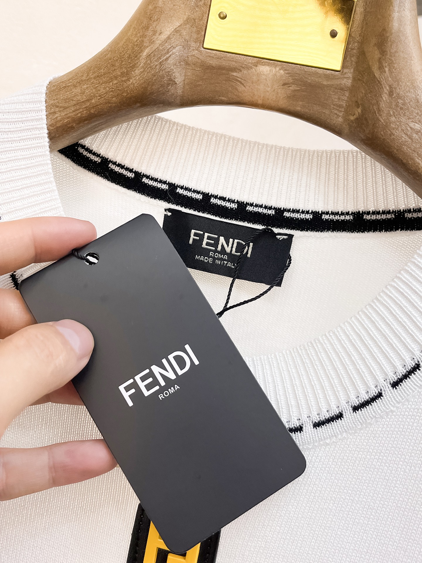 芬迪 2026春夏新品针织短袖，进口针织面料，手感柔软。顶级进口私货，设计潮流短袖针织衫，不失奢华 品质