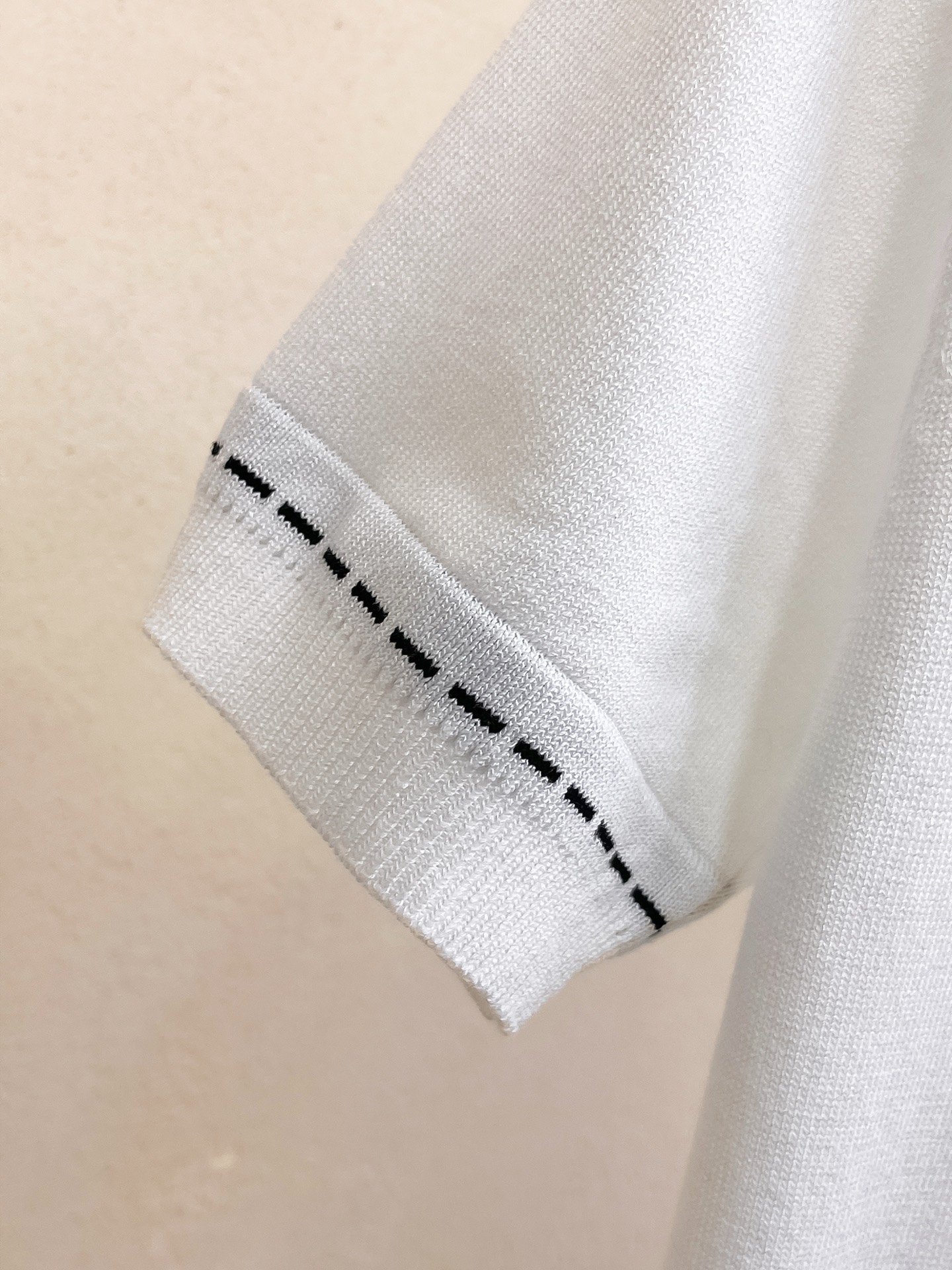 芬迪 2026春夏新品针织短袖，进口针织面料，手感柔软。顶级进口私货，设计潮流短袖针织衫，不失奢华 品质