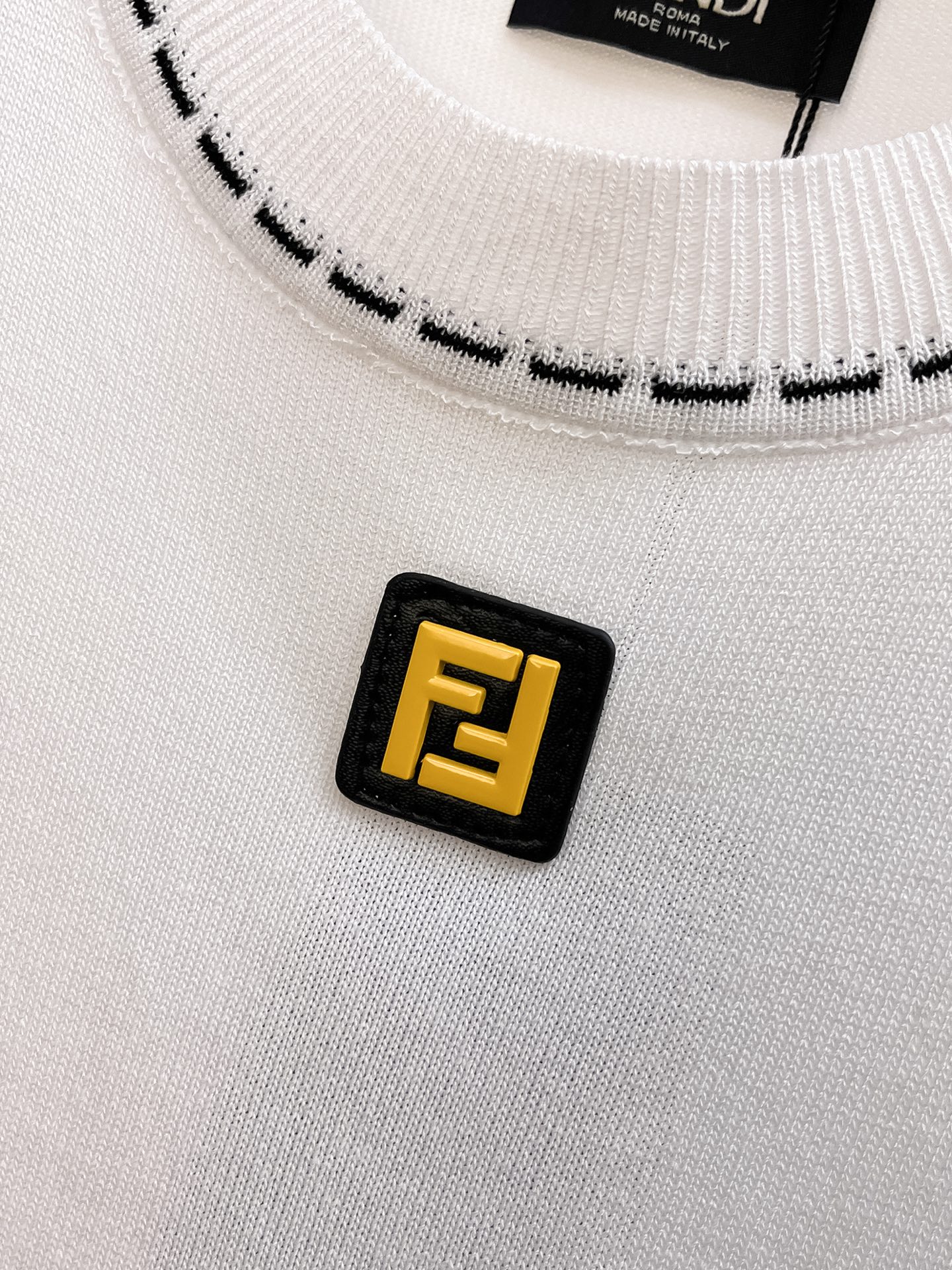 芬迪 2026春夏新品针织短袖，进口针织面料，手感柔软。顶级进口私货，设计潮流短袖针织衫，不失奢华 品质