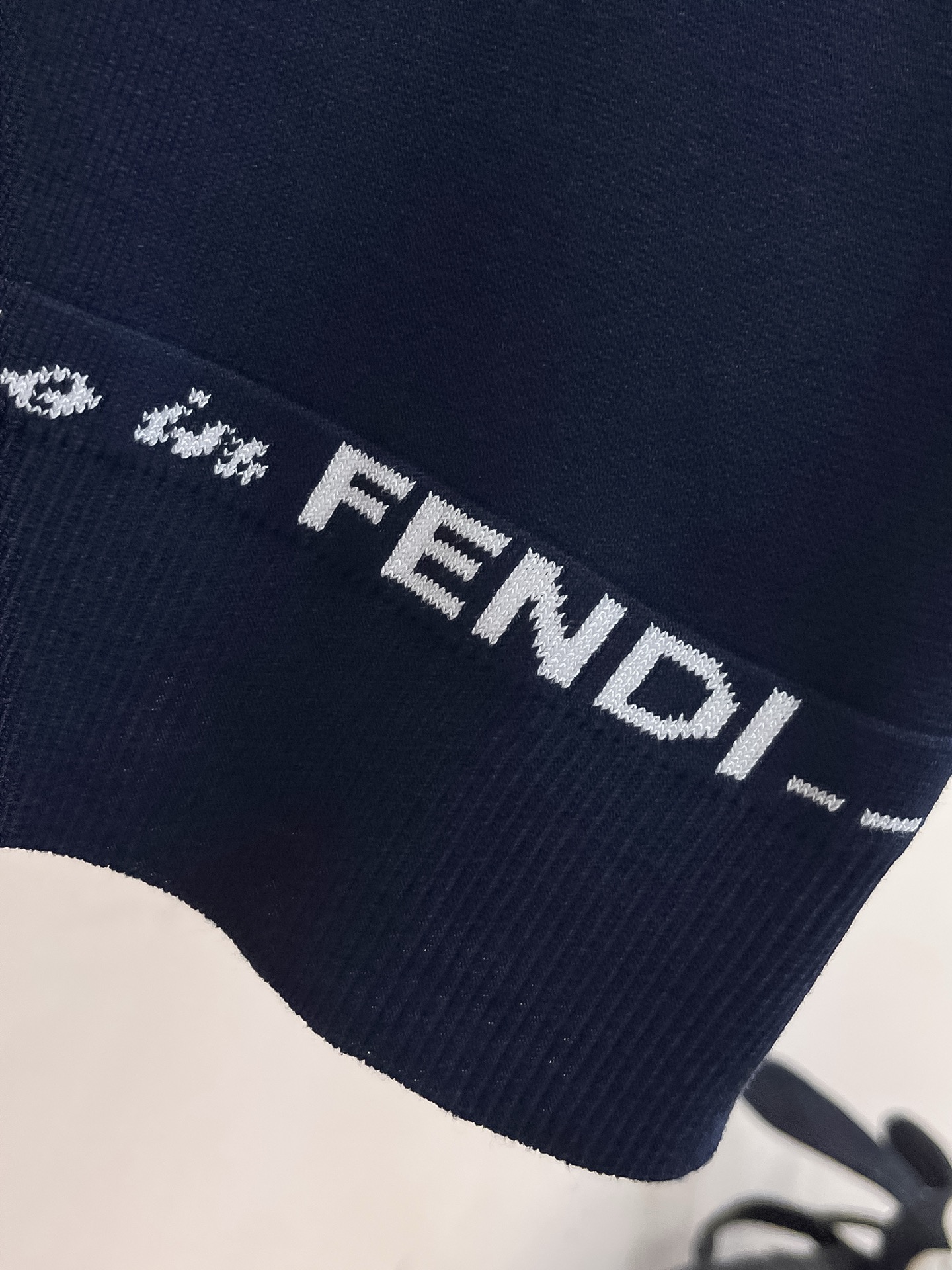 芬迪 2026春夏新品针织短袖，进口针织面料，手感柔软。顶级进口私货，设计潮流短袖针织衫，不失奢华 品质