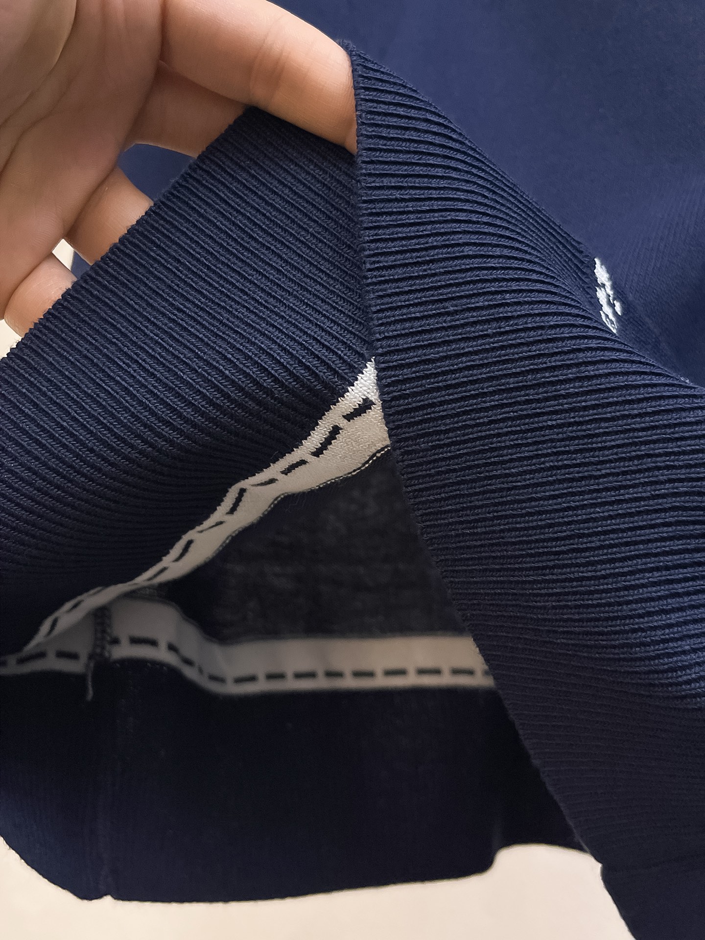 芬迪 2026春夏新品针织短袖，进口针织面料，手感柔软。顶级进口私货，设计潮流短袖针织衫，不失奢华 品质