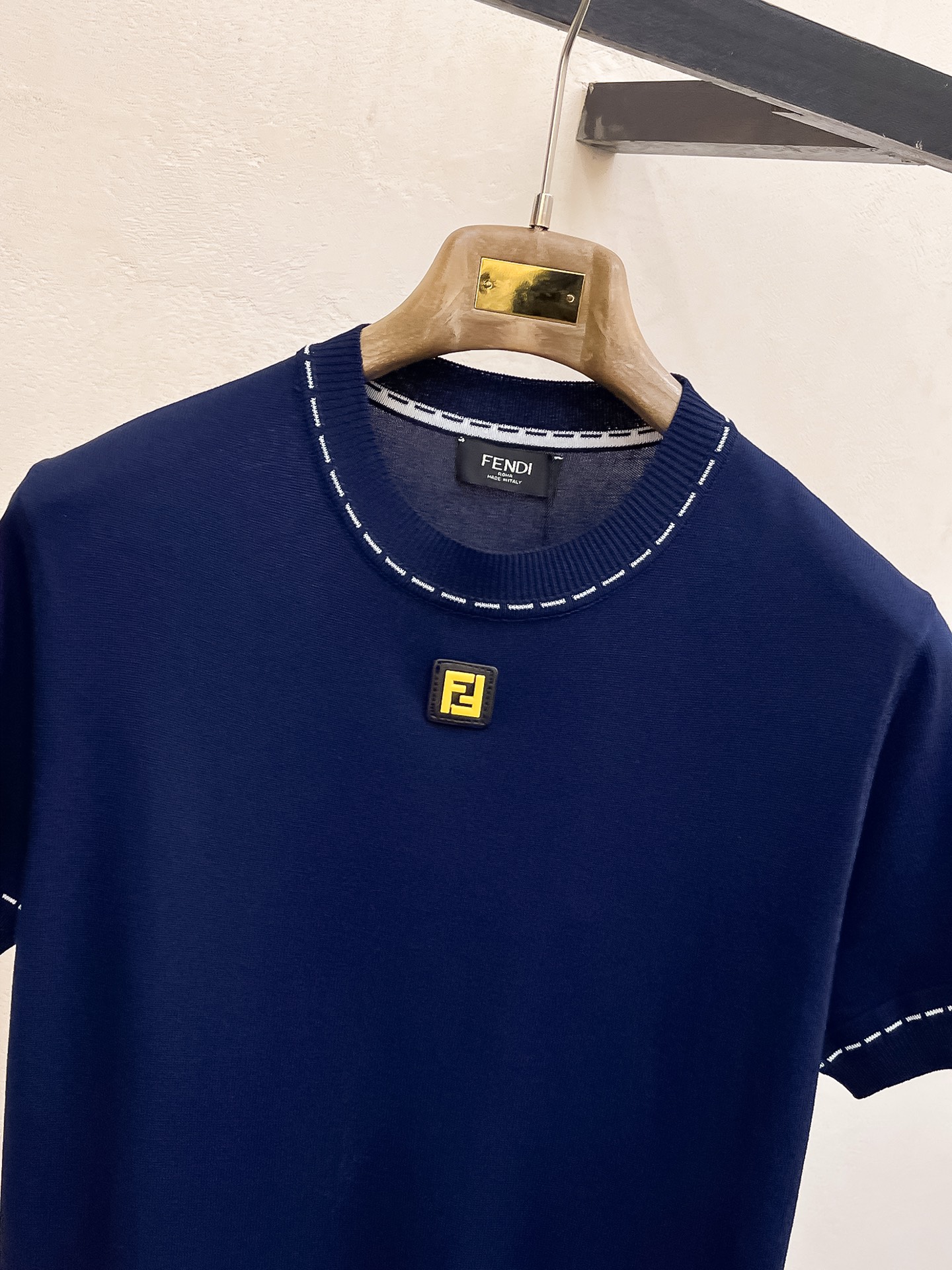 芬迪 2026春夏新品针织短袖，进口针织面料，手感柔软。顶级进口私货，设计潮流短袖针织衫，不失奢华 品质