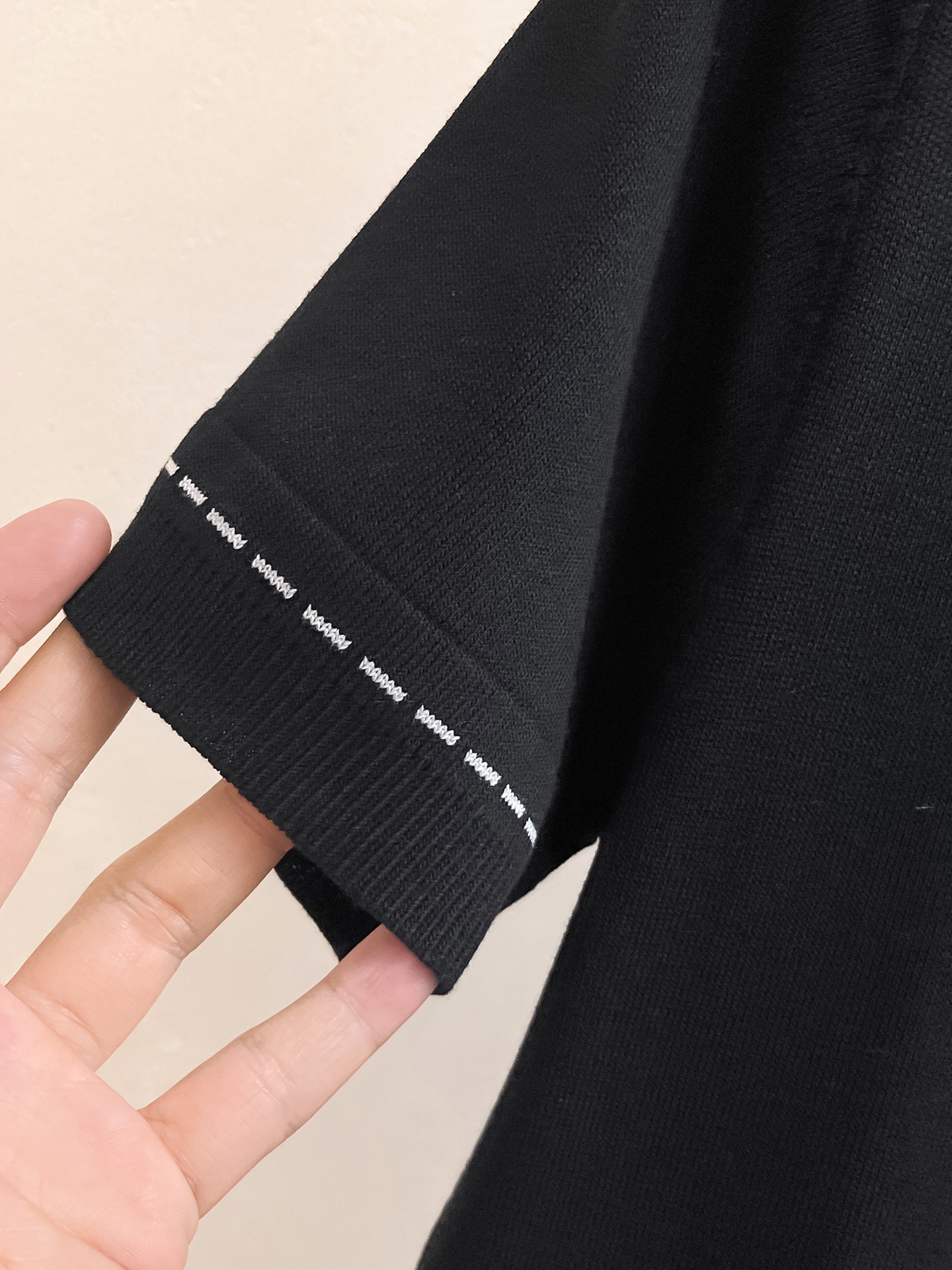 芬迪 2026春夏新品针织短袖，进口针织面料，手感柔软。顶级进口私货，设计潮流短袖针织衫，不失奢华 品质