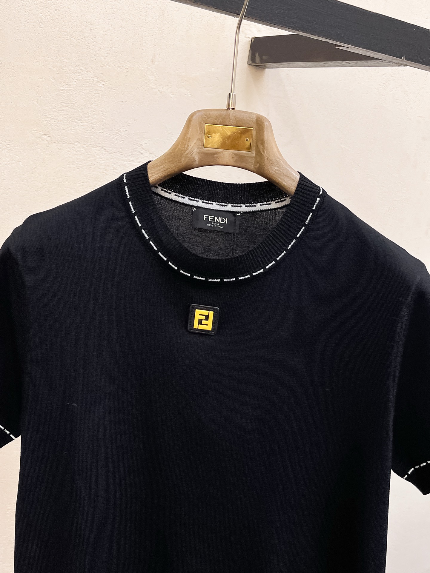 芬迪 2026春夏新品针织短袖，进口针织面料，手感柔软。顶级进口私货，设计潮流短袖针织衫，不失奢华 品质