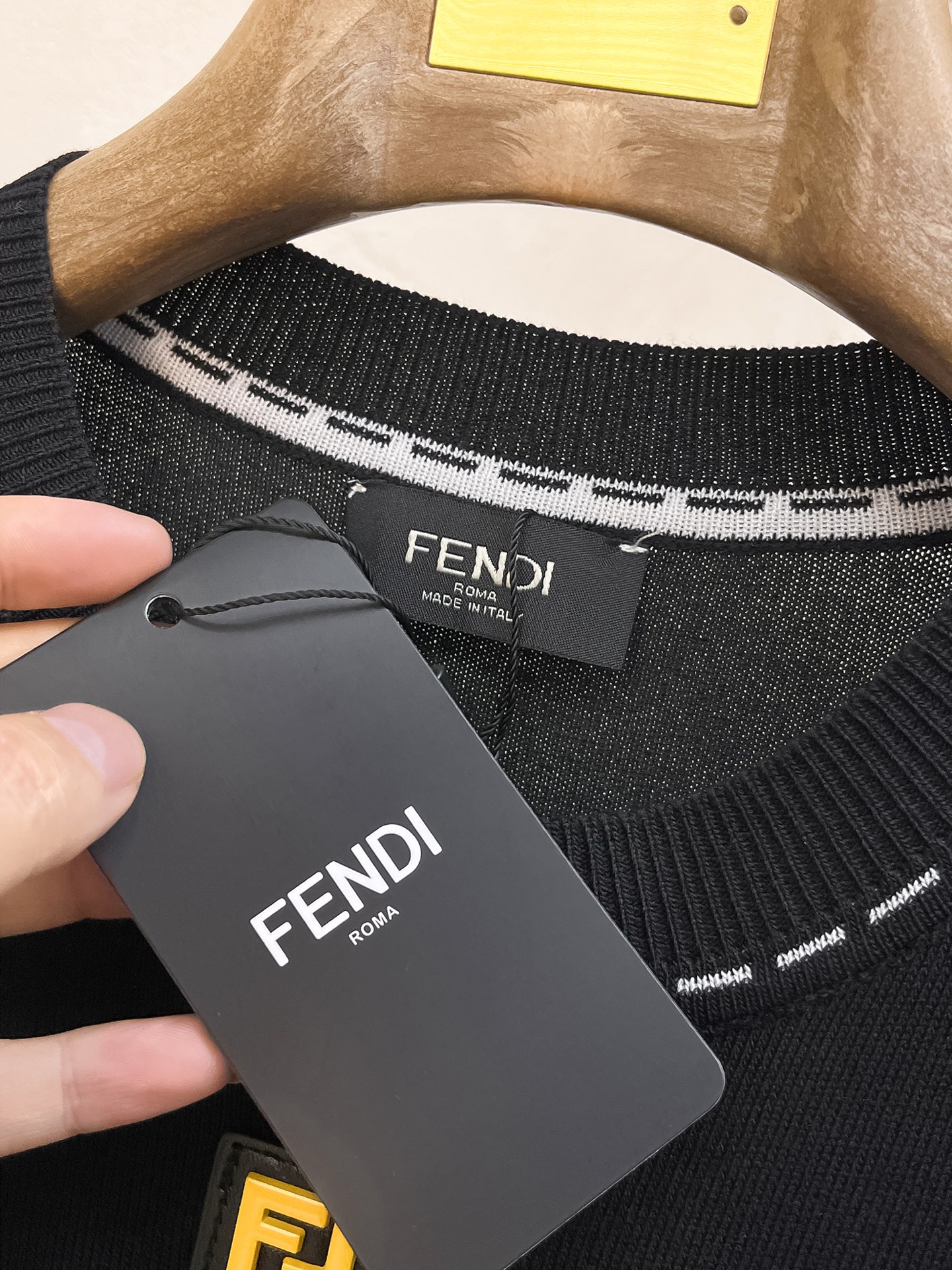 芬迪 2026春夏新品针织短袖，进口针织面料，手感柔软。顶级进口私货，设计潮流短袖针织衫，不失奢华 品质