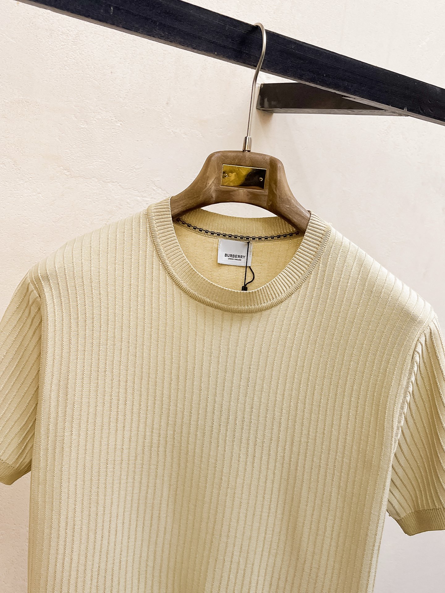 巴宝莉 2026春夏新品针织短袖，进口针织面料，手感柔软。顶级进口私货，设计潮流短袖针织衫，不失奢华 品