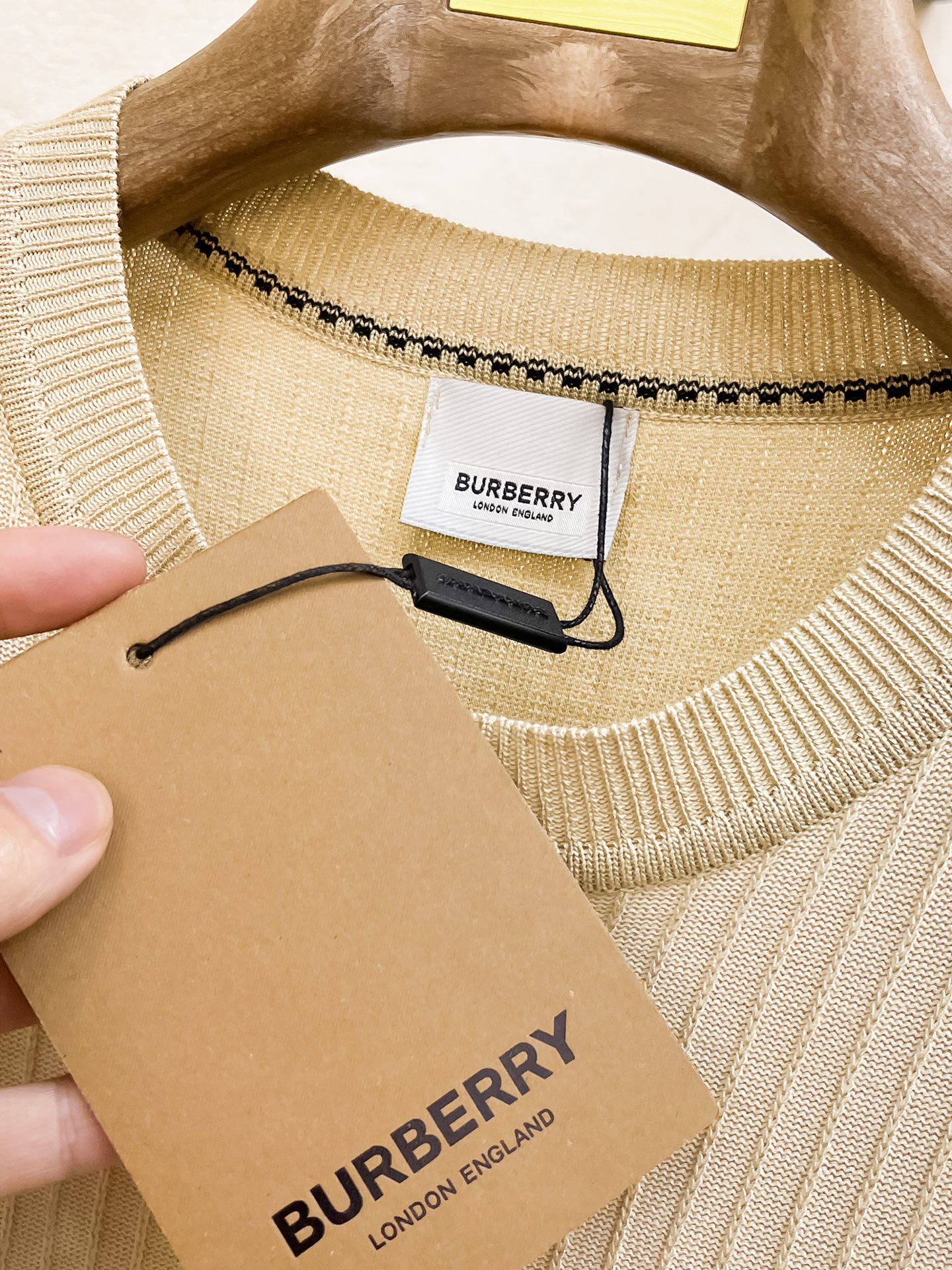 巴宝莉 2026春夏新品针织短袖，进口针织面料，手感柔软。顶级进口私货，设计潮流短袖针织衫，不失奢华 品