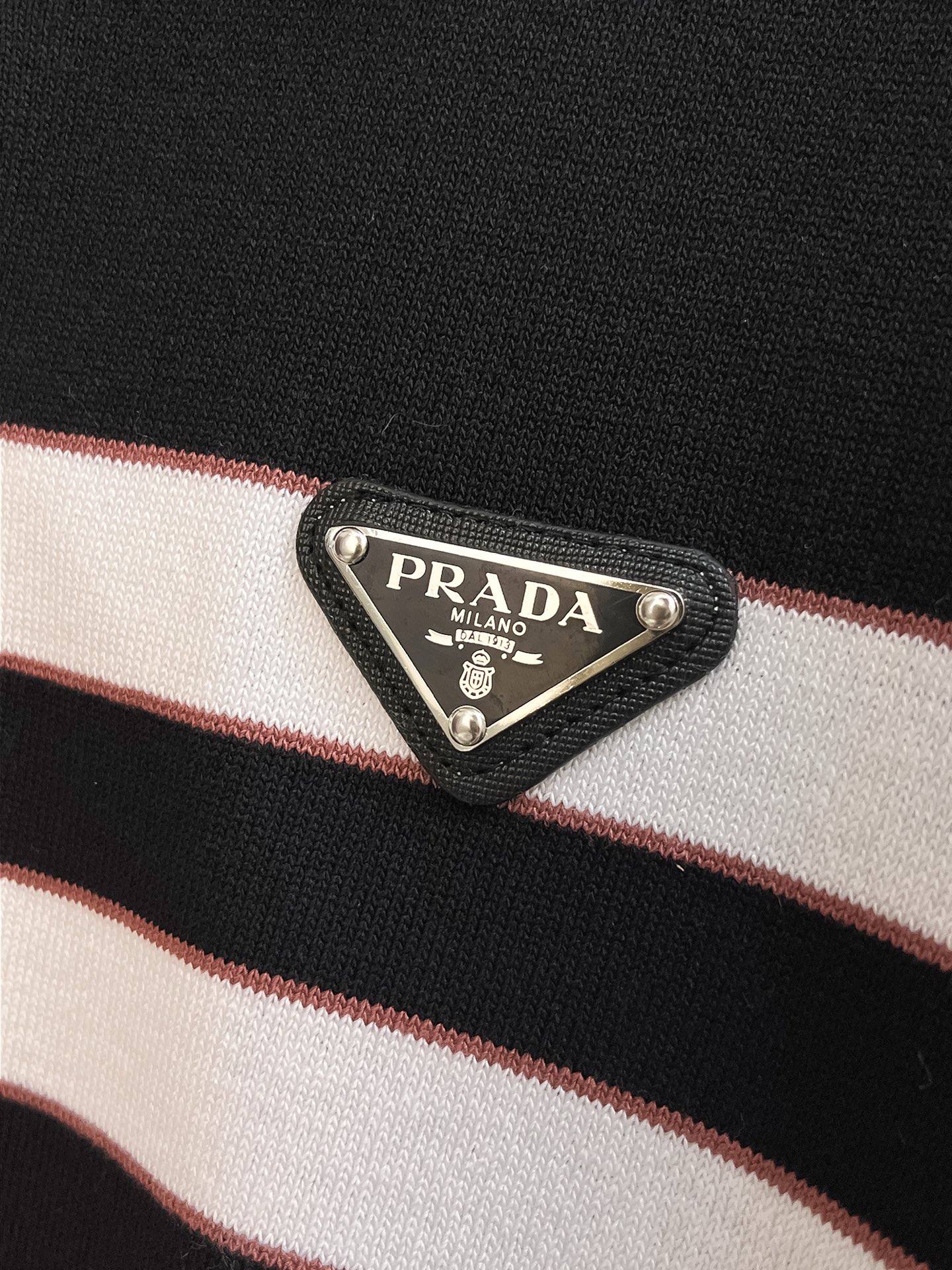 普拉达 2026春夏新品针织短袖，进口针织面料，手感柔软。顶级进口私货，设计潮流短袖针织衫，不失奢华 品