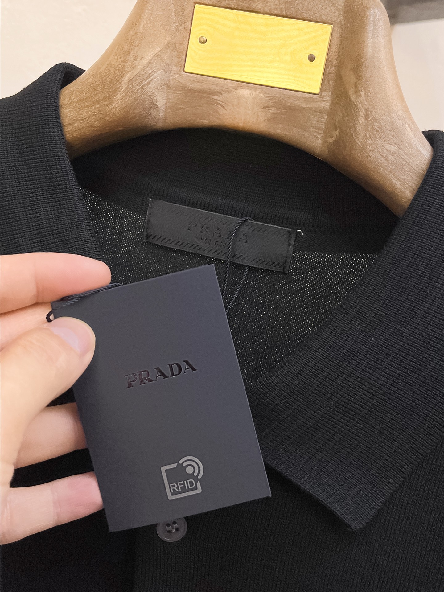 普拉达 2026春夏新品针织短袖，进口针织面料，手感柔软。顶级进口私货，设计潮流短袖针织衫，不失奢华 品