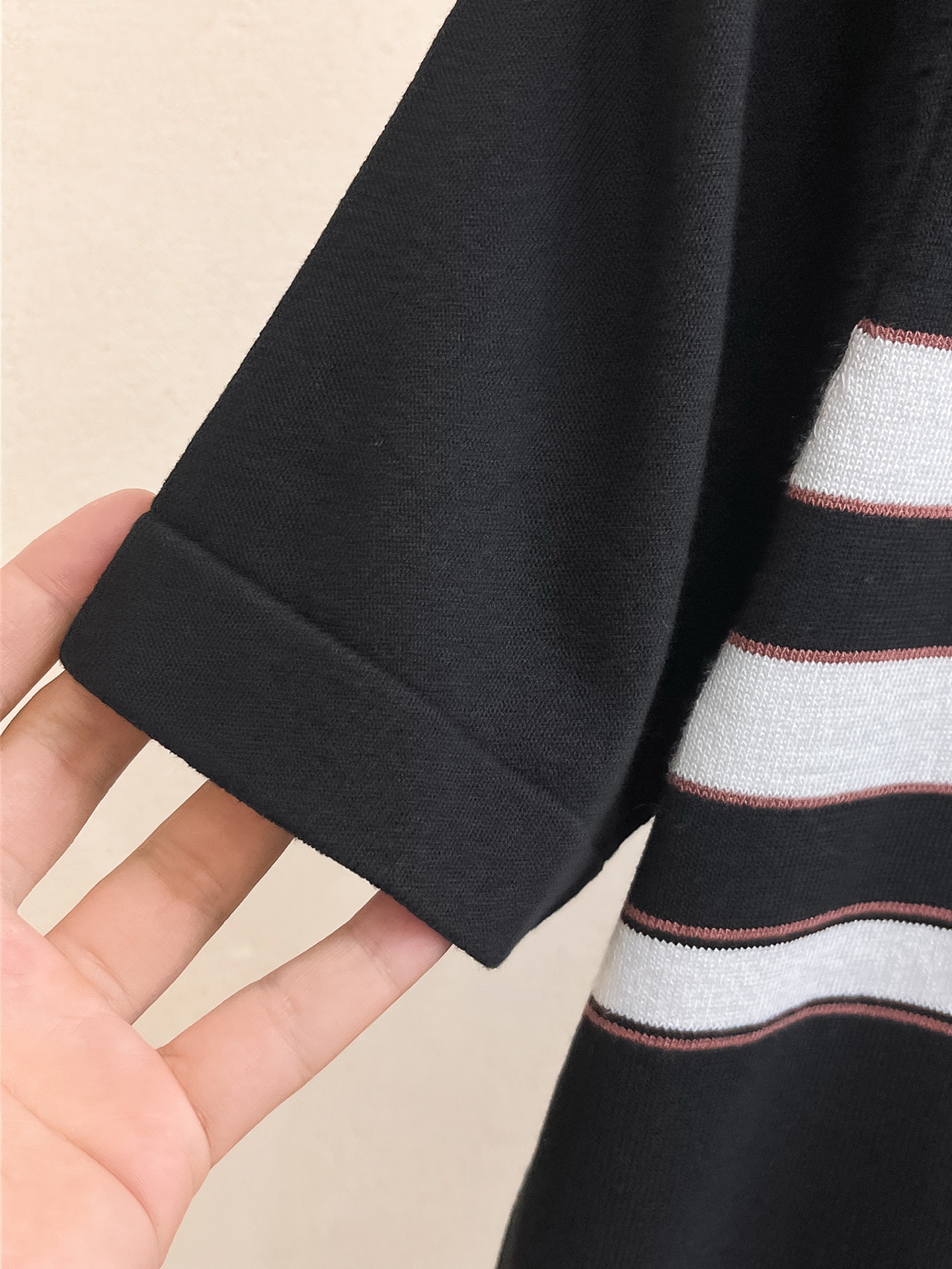 普拉达 2026春夏新品针织短袖，进口针织面料，手感柔软。顶级进口私货，设计潮流短袖针织衫，不失奢华 品