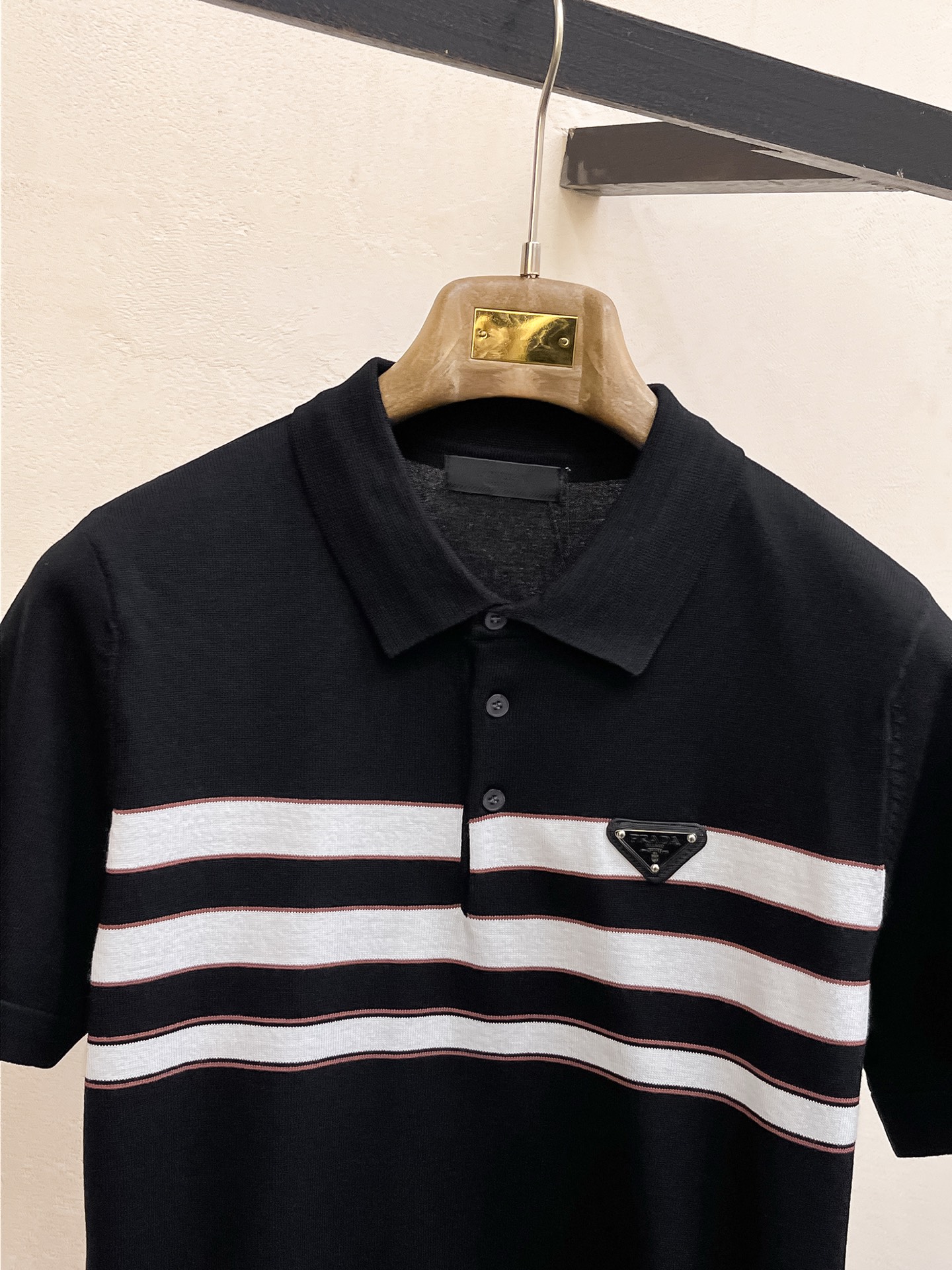 普拉达 2026春夏新品针织短袖，进口针织面料，手感柔软。顶级进口私货，设计潮流短袖针织衫，不失奢华 品