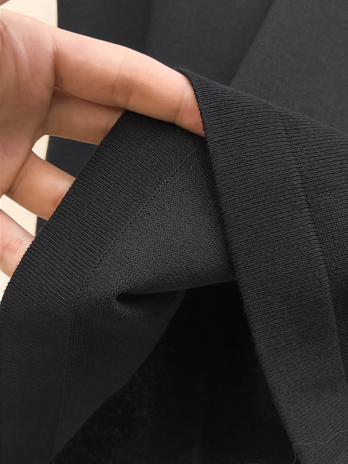 普拉达 2026春夏新品针织短袖，进口针织面料，手感柔软。顶级进口私货，设计潮流短袖针织衫，不失奢华 品