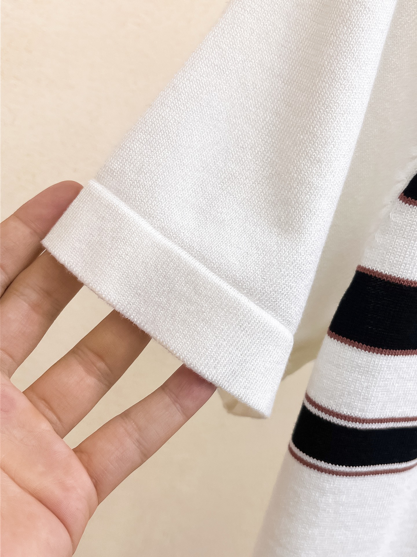 普拉达 2026春夏新品针织短袖，进口针织面料，手感柔软。顶级进口私货，设计潮流短袖针织衫，不失奢华 品