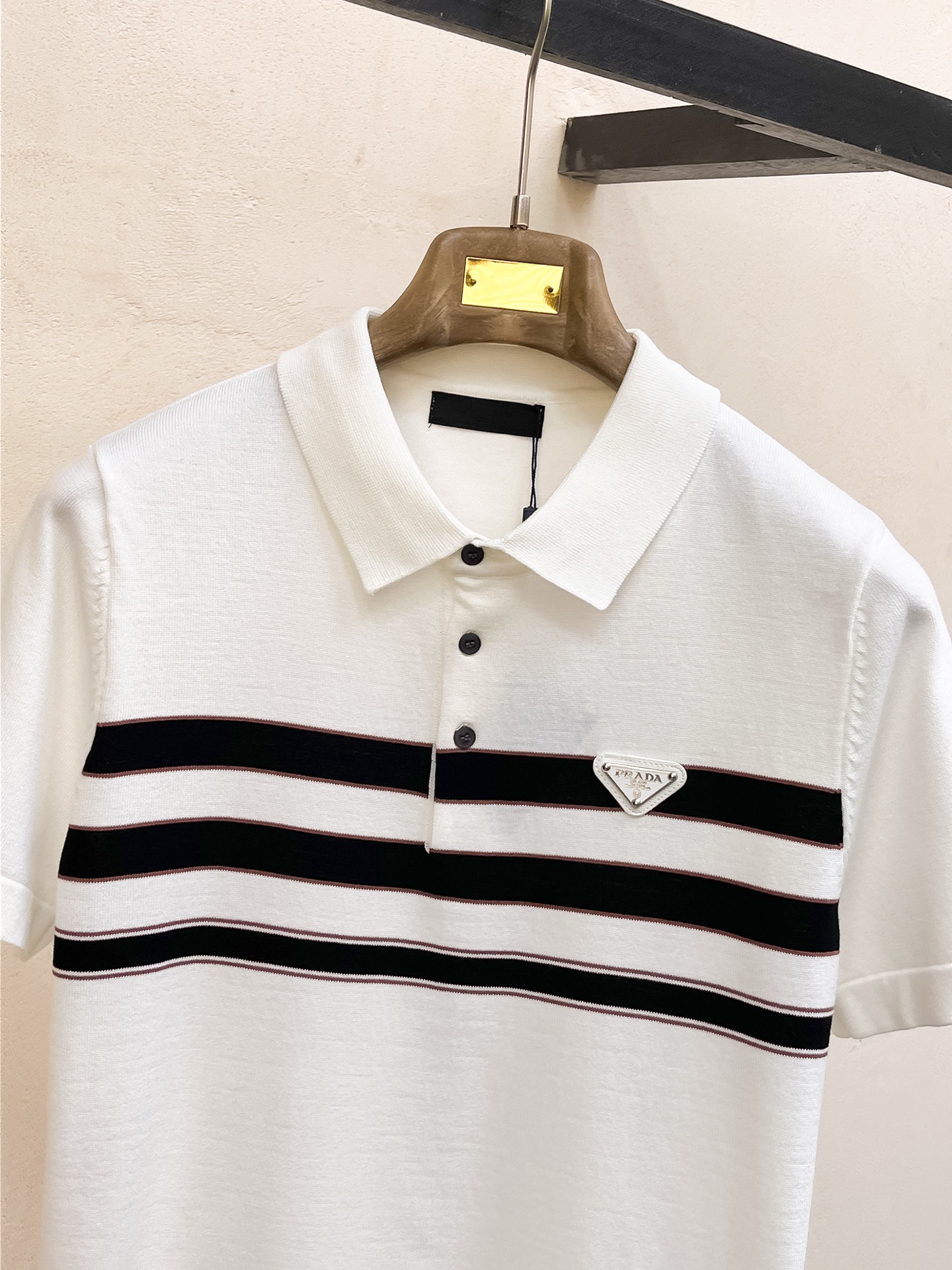 普拉达 2026春夏新品针织短袖，进口针织面料，手感柔软。顶级进口私货，设计潮流短袖针织衫，不失奢华 品
