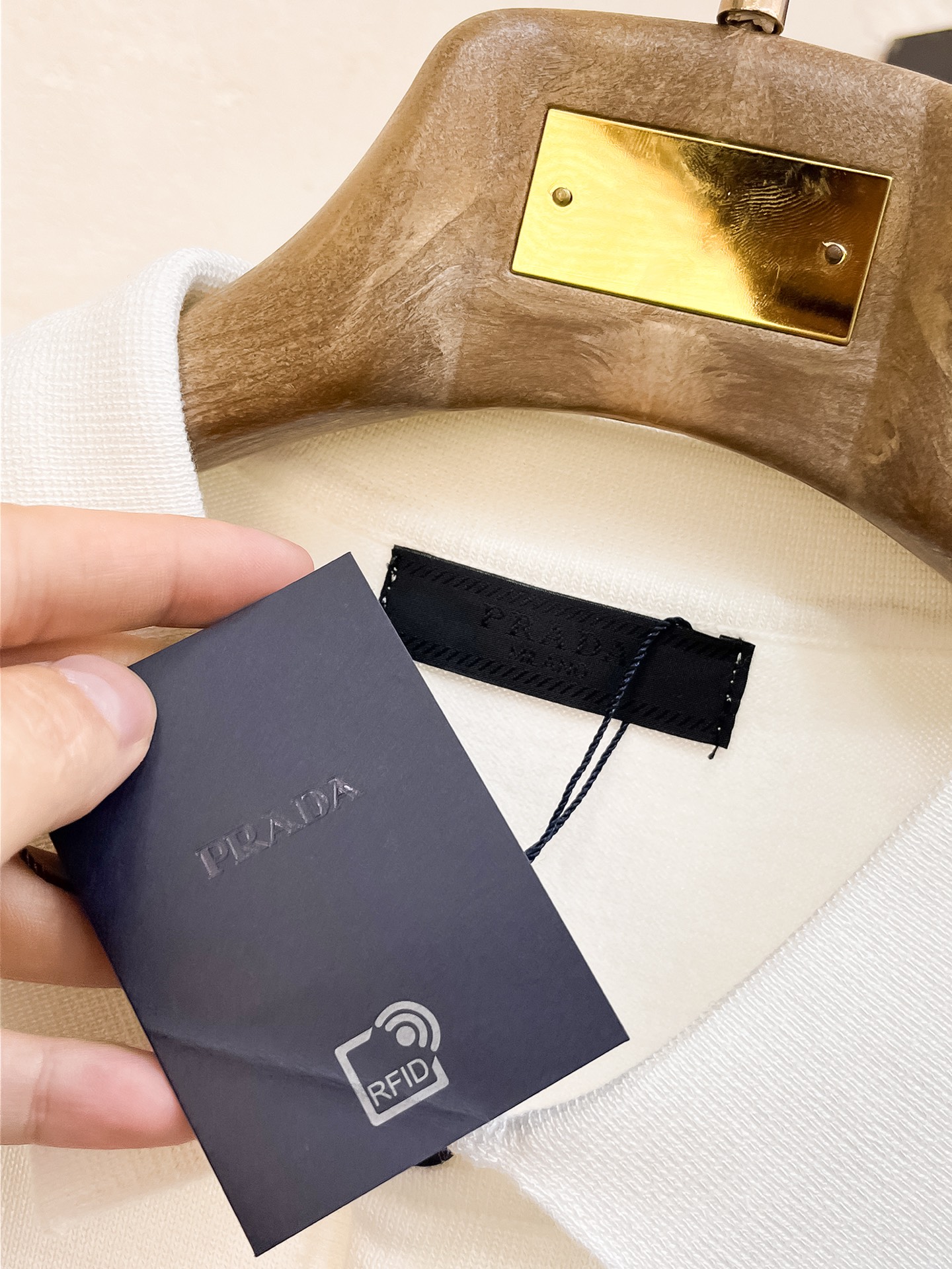 普拉达 2026春夏新品针织短袖，进口针织面料，手感柔软。顶级进口私货，设计潮流短袖针织衫，不失奢华 品