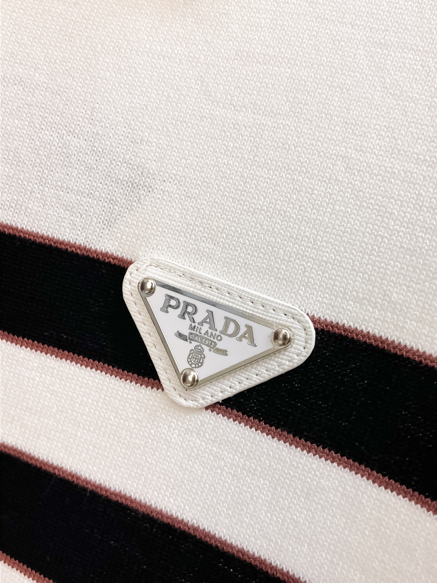 普拉达 2026春夏新品针织短袖，进口针织面料，手感柔软。顶级进口私货，设计潮流短袖针织衫，不失奢华 品