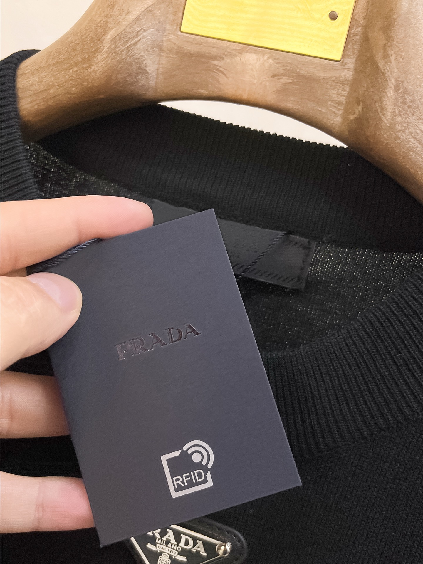 普拉达 2026春夏新品针织短袖，进口针织面料，手感柔软。顶级进口私货，设计潮流短袖针织衫，不失奢华 品