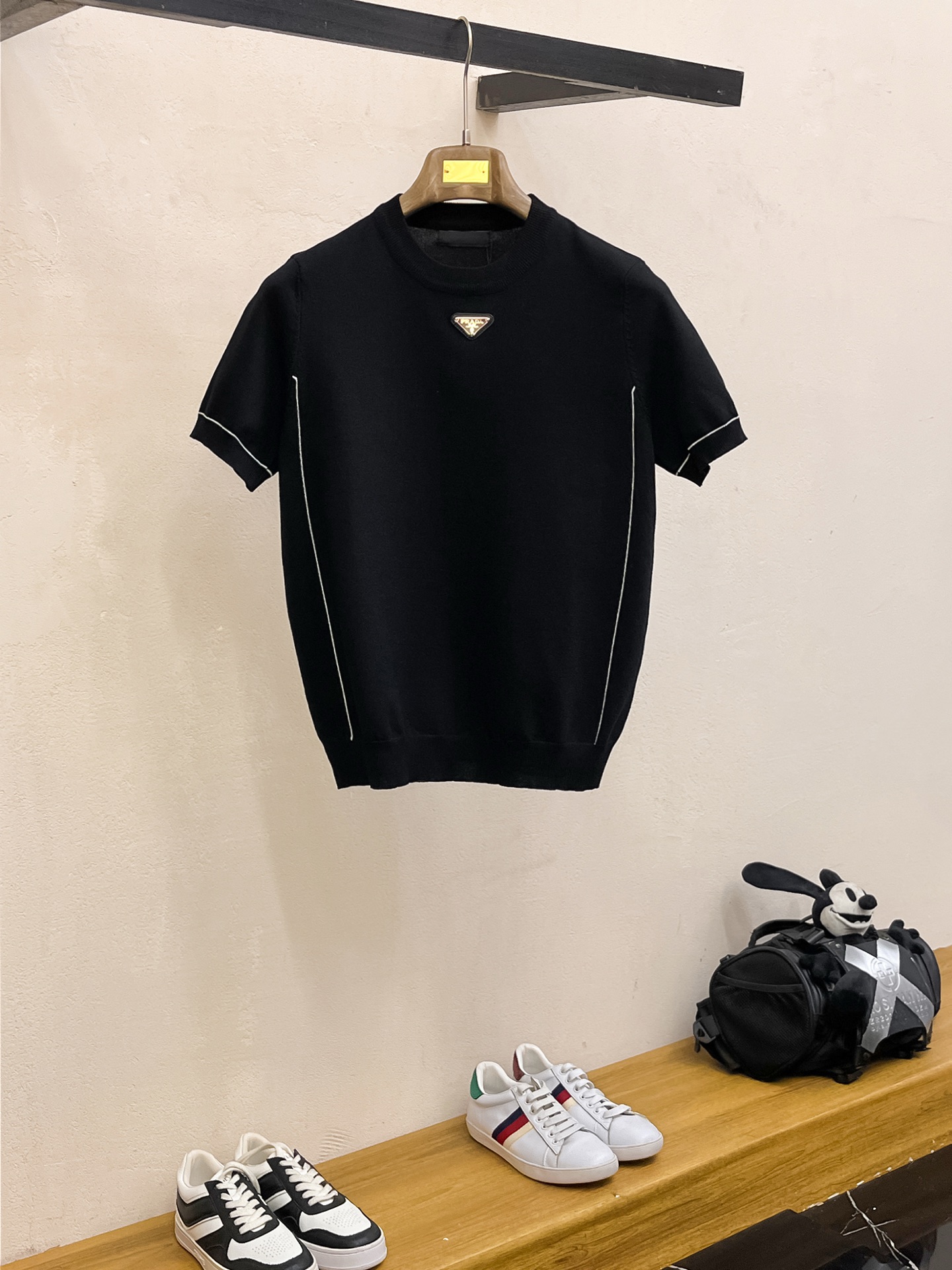 普拉达 2026春夏新品针织短袖，进口针织面料，手感柔软。顶级进口私货，设计潮流短袖针织衫，不失奢华 品