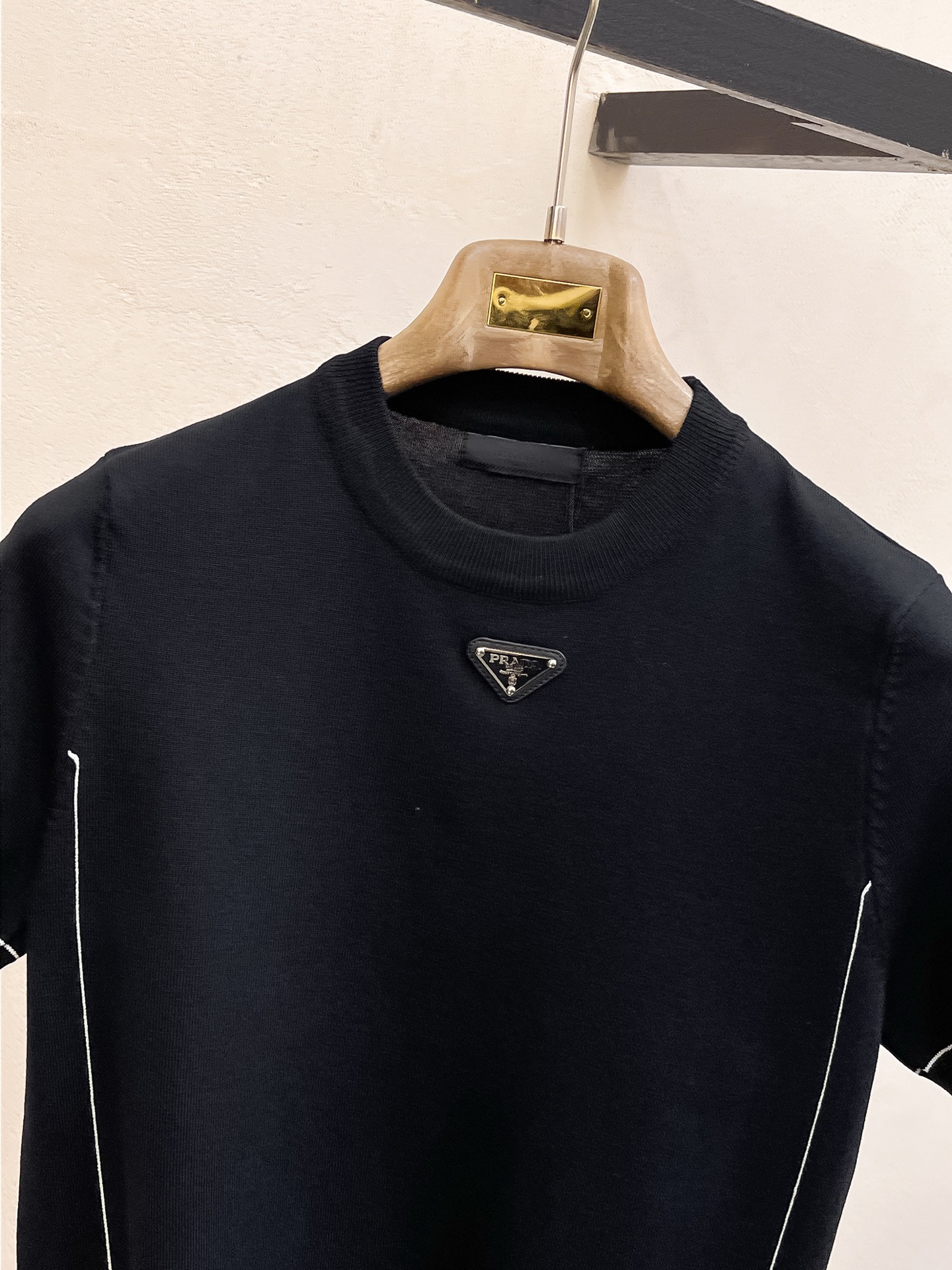 普拉达 2026春夏新品针织短袖，进口针织面料，手感柔软。顶级进口私货，设计潮流短袖针织衫，不失奢华 品