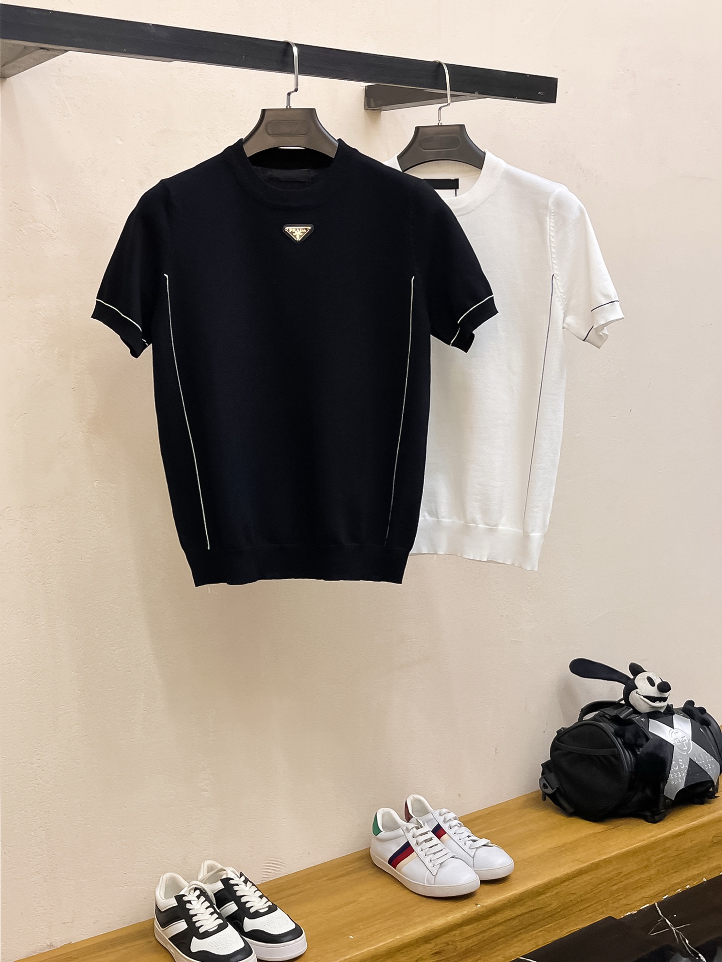 普拉达 2026春夏新品针织短袖，进口针织面料，手感柔软。顶级进口私货，设计潮流短袖针织衫，不失奢华 品