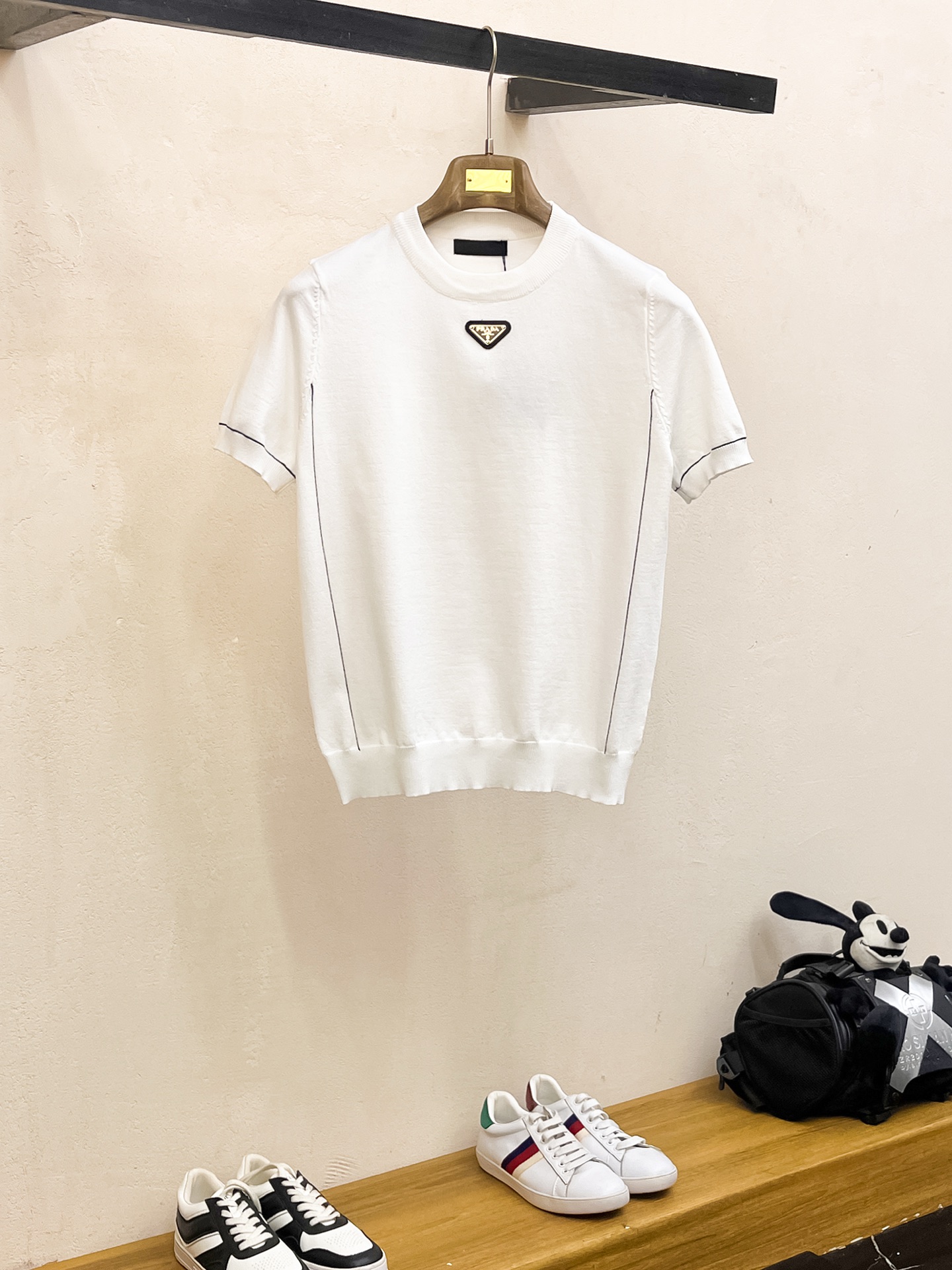 普拉达 2026春夏新品针织短袖，进口针织面料，手感柔软。顶级进口私货，设计潮流短袖针织衫，不失奢华 品