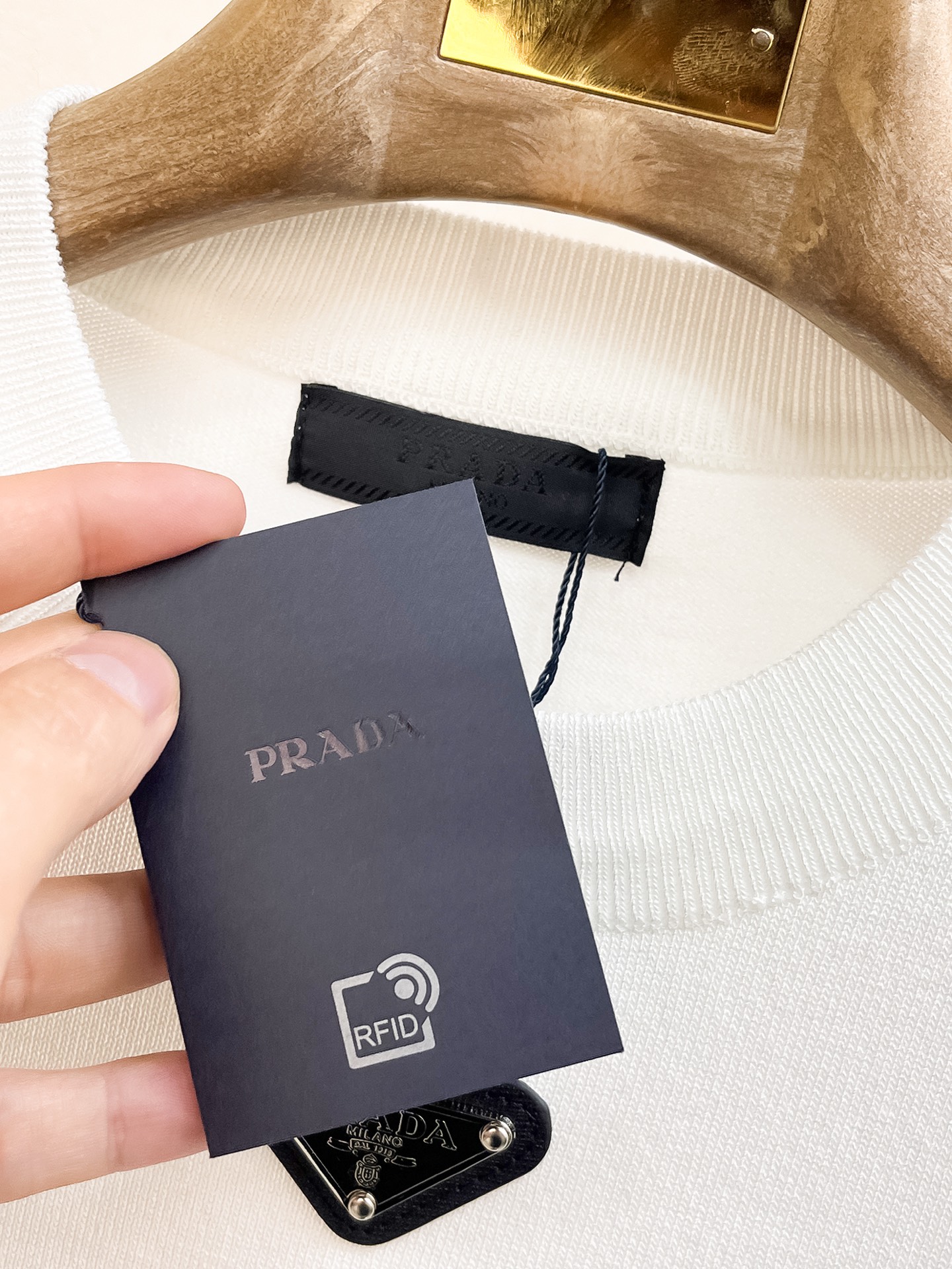 普拉达 2026春夏新品针织短袖，进口针织面料，手感柔软。顶级进口私货，设计潮流短袖针织衫，不失奢华 品