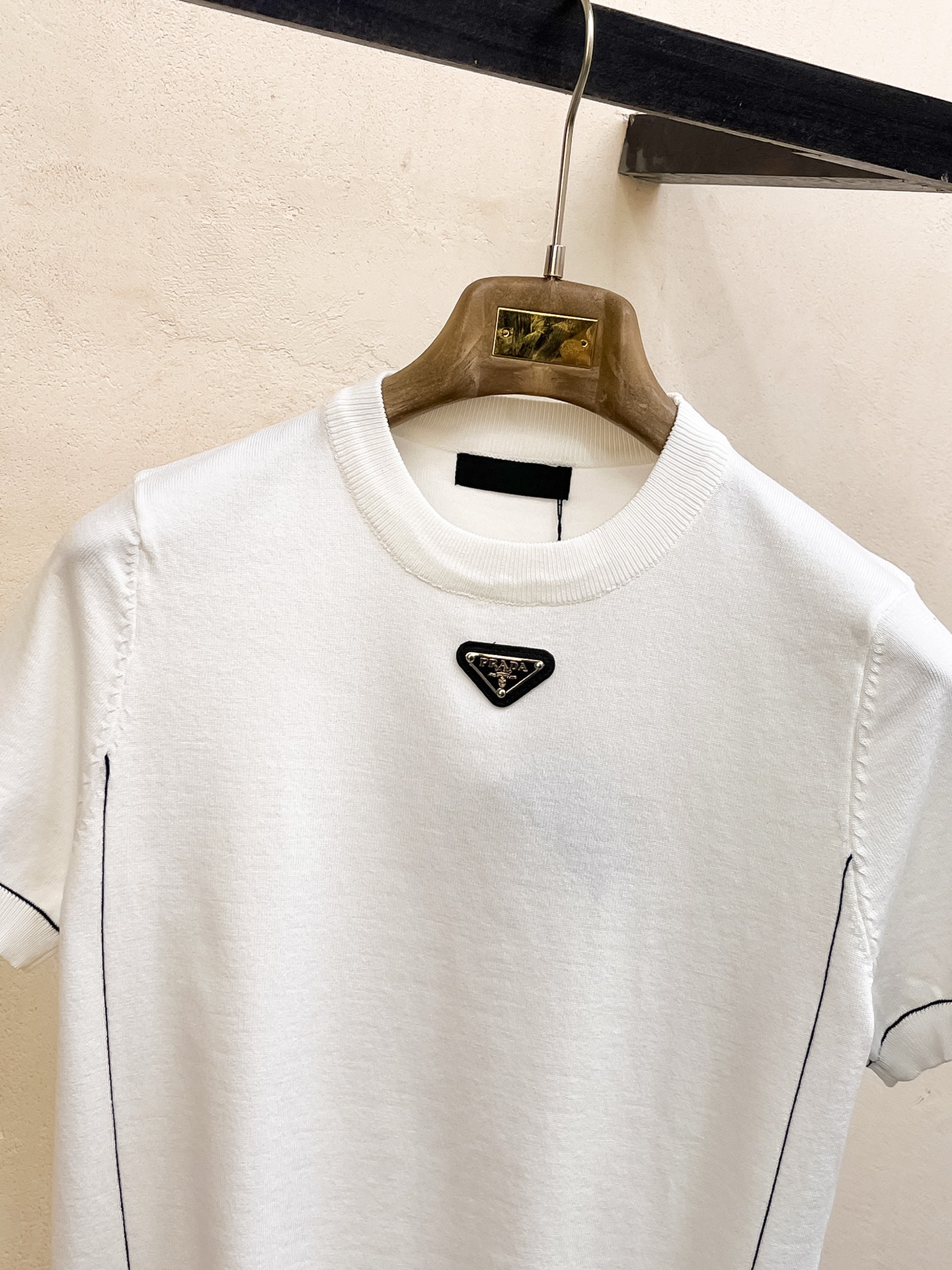 普拉达 2026春夏新品针织短袖，进口针织面料，手感柔软。顶级进口私货，设计潮流短袖针织衫，不失奢华 品