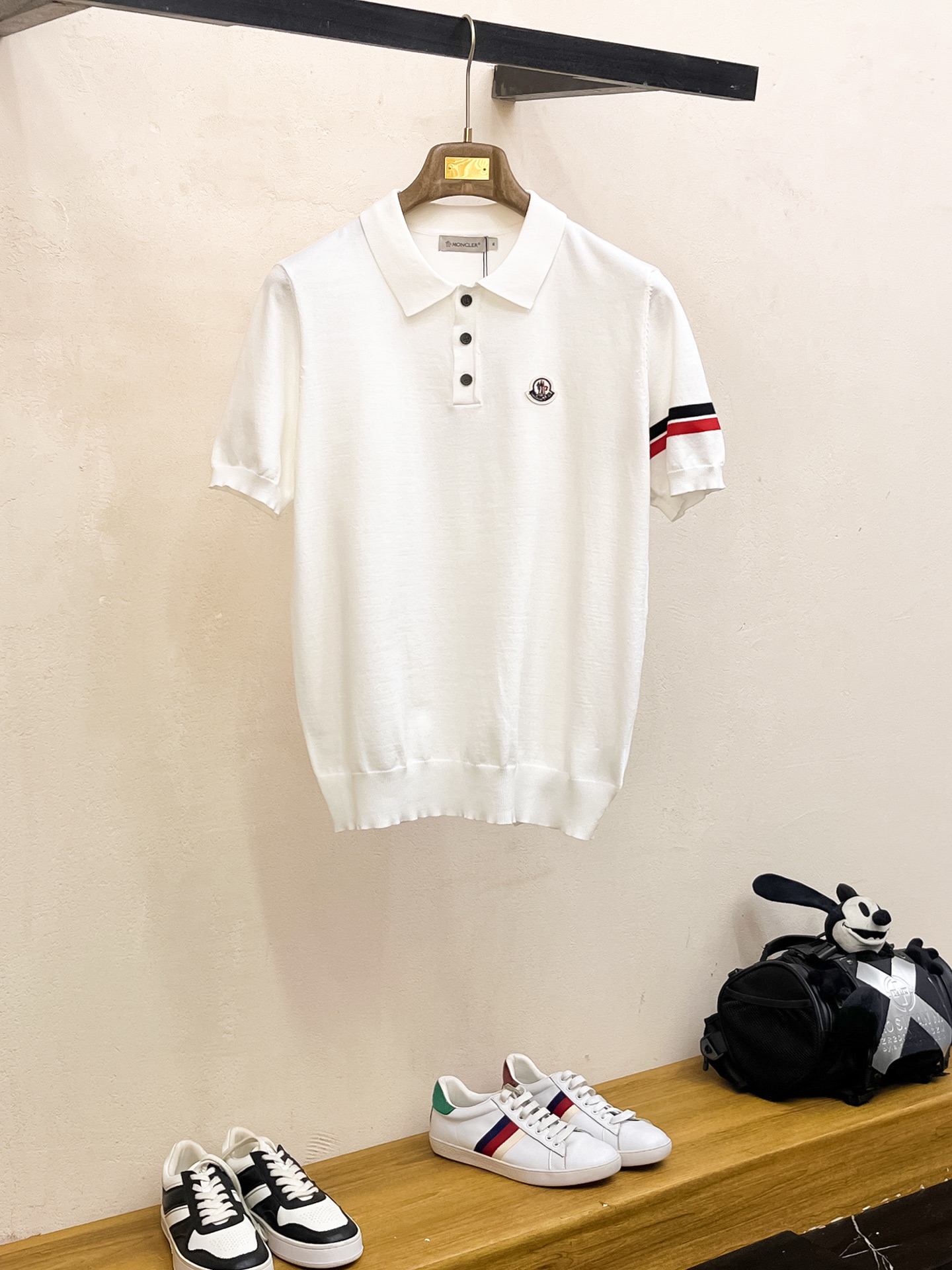 蒙口 春夏新品针织短袖，进口针织面料，手感柔软。顶级进口私货，设计潮流短袖针织衫，不失奢华 品质毋庸置疑