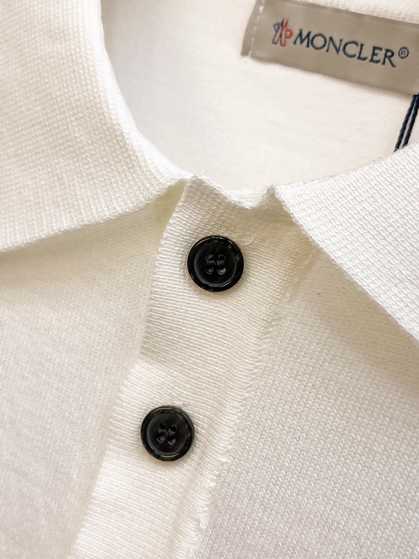 蒙口 春夏新品针织短袖，进口针织面料，手感柔软。顶级进口私货，设计潮流短袖针织衫，不失奢华 品质毋庸置疑