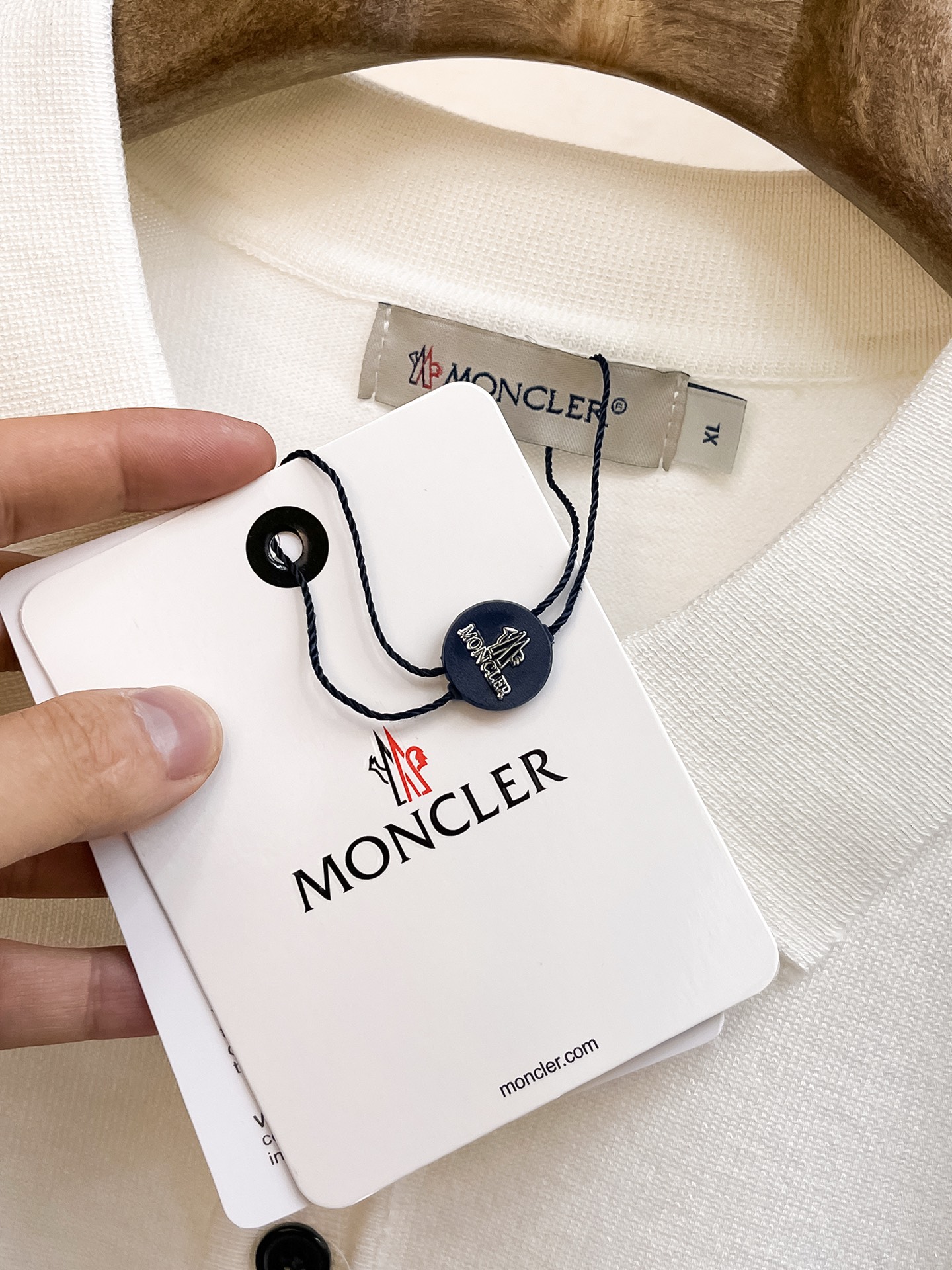 蒙口 春夏新品针织短袖，进口针织面料，手感柔软。顶级进口私货，设计潮流短袖针织衫，不失奢华 品质毋庸置疑