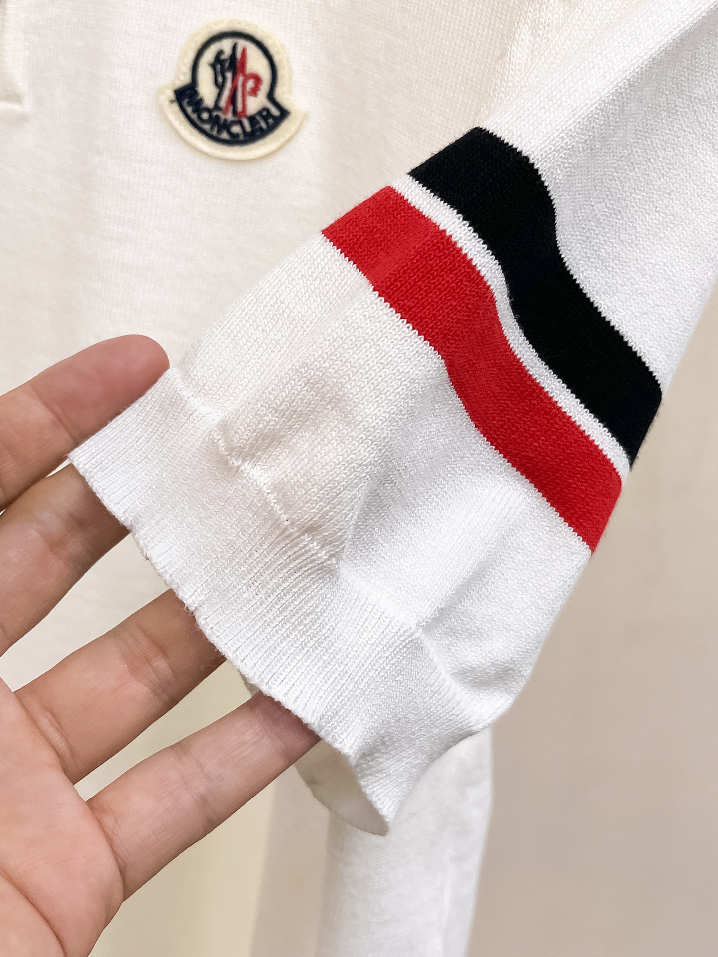 蒙口 春夏新品针织短袖，进口针织面料，手感柔软。顶级进口私货，设计潮流短袖针织衫，不失奢华 品质毋庸置疑