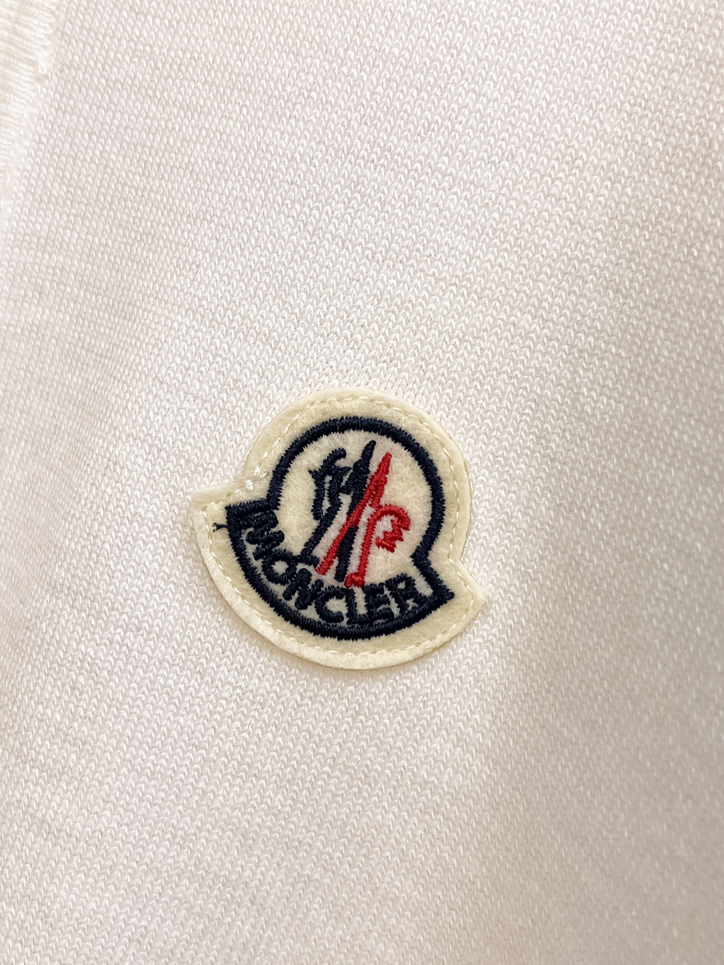 蒙口 春夏新品针织短袖，进口针织面料，手感柔软。顶级进口私货，设计潮流短袖针织衫，不失奢华 品质毋庸置疑