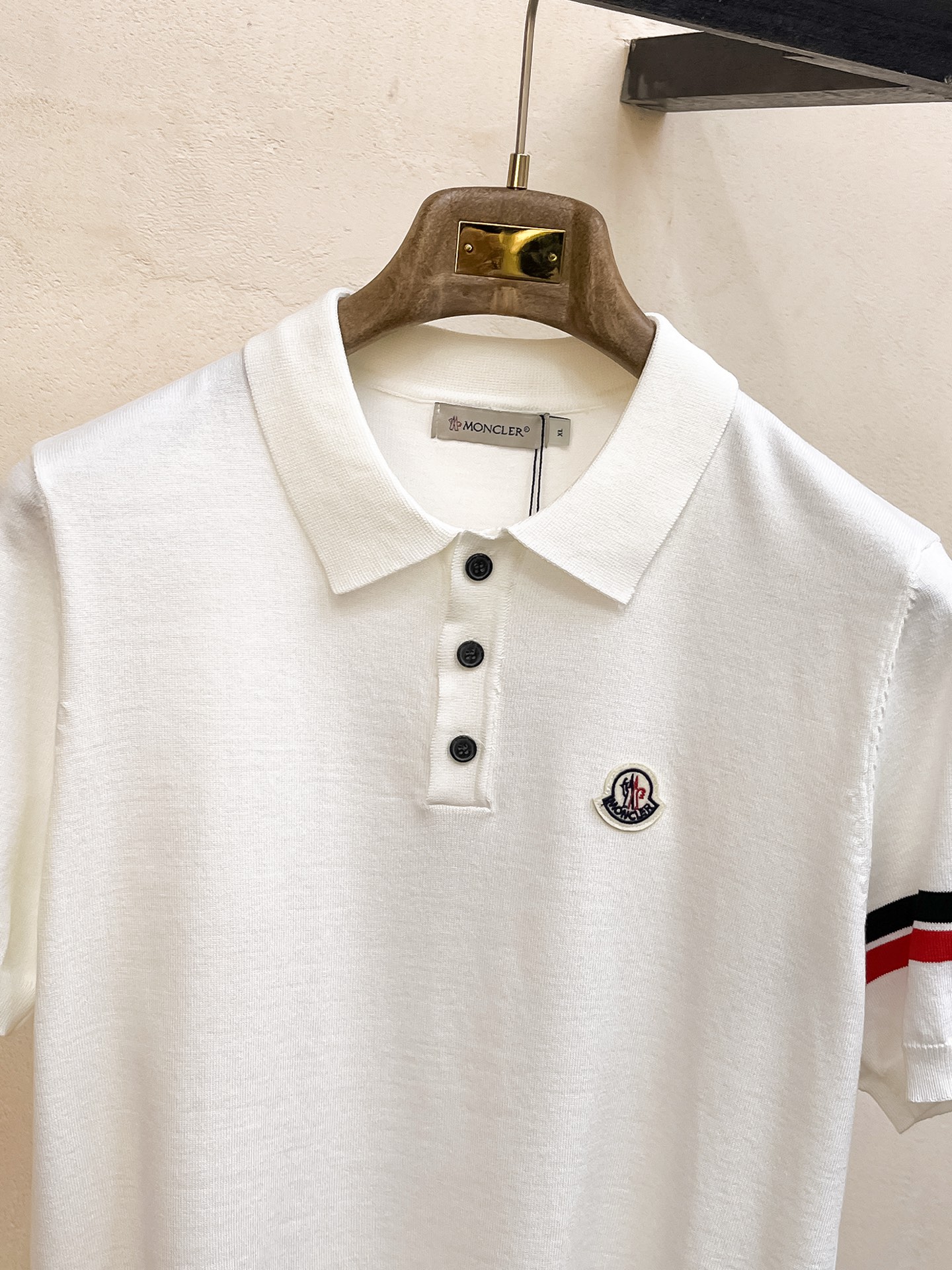 蒙口 春夏新品针织短袖，进口针织面料，手感柔软。顶级进口私货，设计潮流短袖针织衫，不失奢华 品质毋庸置疑