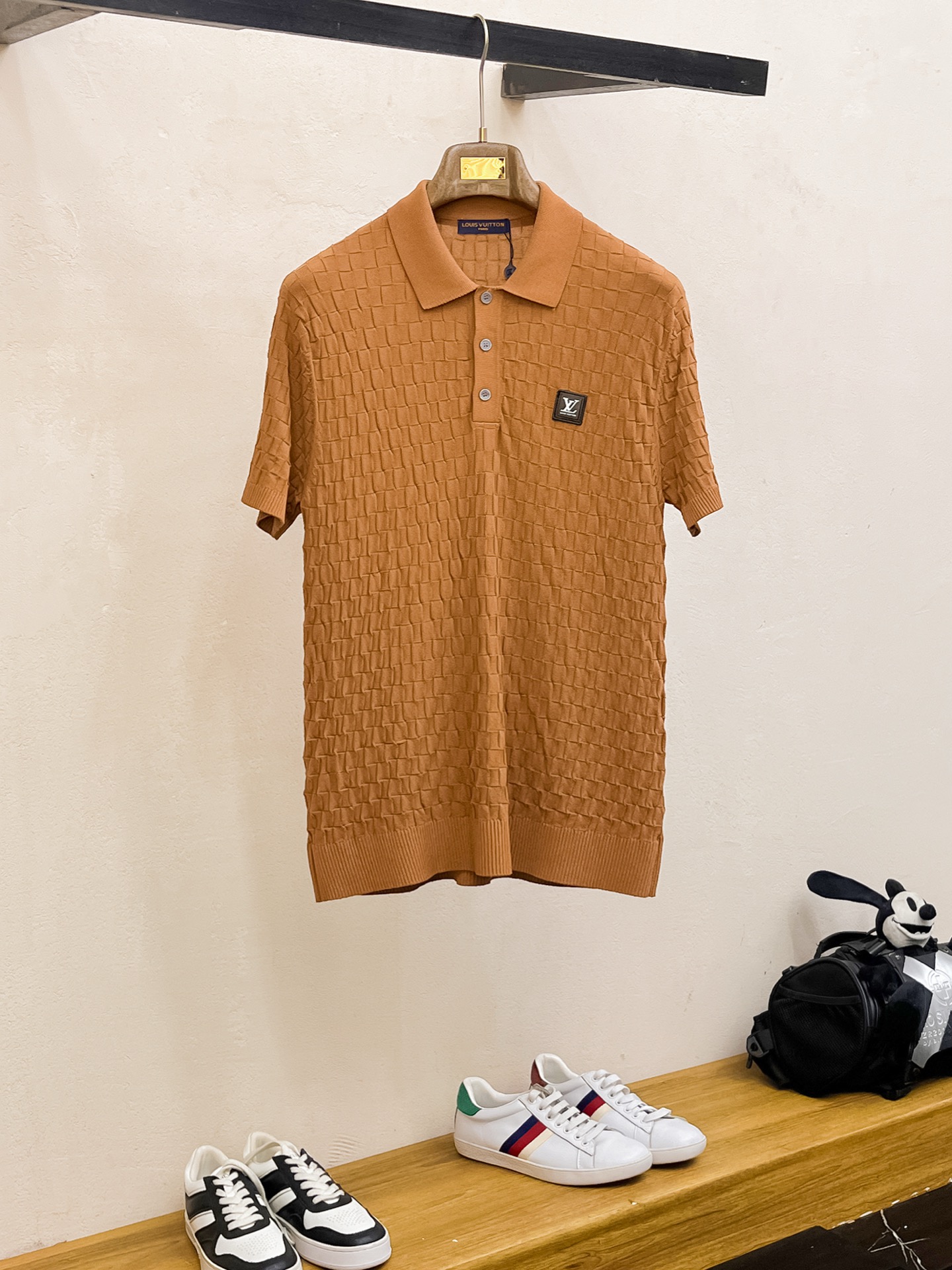 NO:442469,LV 2025 spring and summer new product knitted short-sleeved, imported knitted fabric, soft touch. Top imported private goods, design trendy short-sleeved sweaters, without losing luxury. The quality is unquestionable. The upper body effect is excellent, the same as the luxury official website!  Size M-3XL, louis vuitton, T-shirt, alexander wang19860909LV 2025春夏新品针织短袖,进口针织面料,手感柔软.顶级进口私货,设计潮流短袖针织衫,不失奢华 品质毋庸置疑 上身效果超赞,奢华官网同款！尺码M-3XL,,louis vuitton,T-shirt,alexander wang,Men's clothing