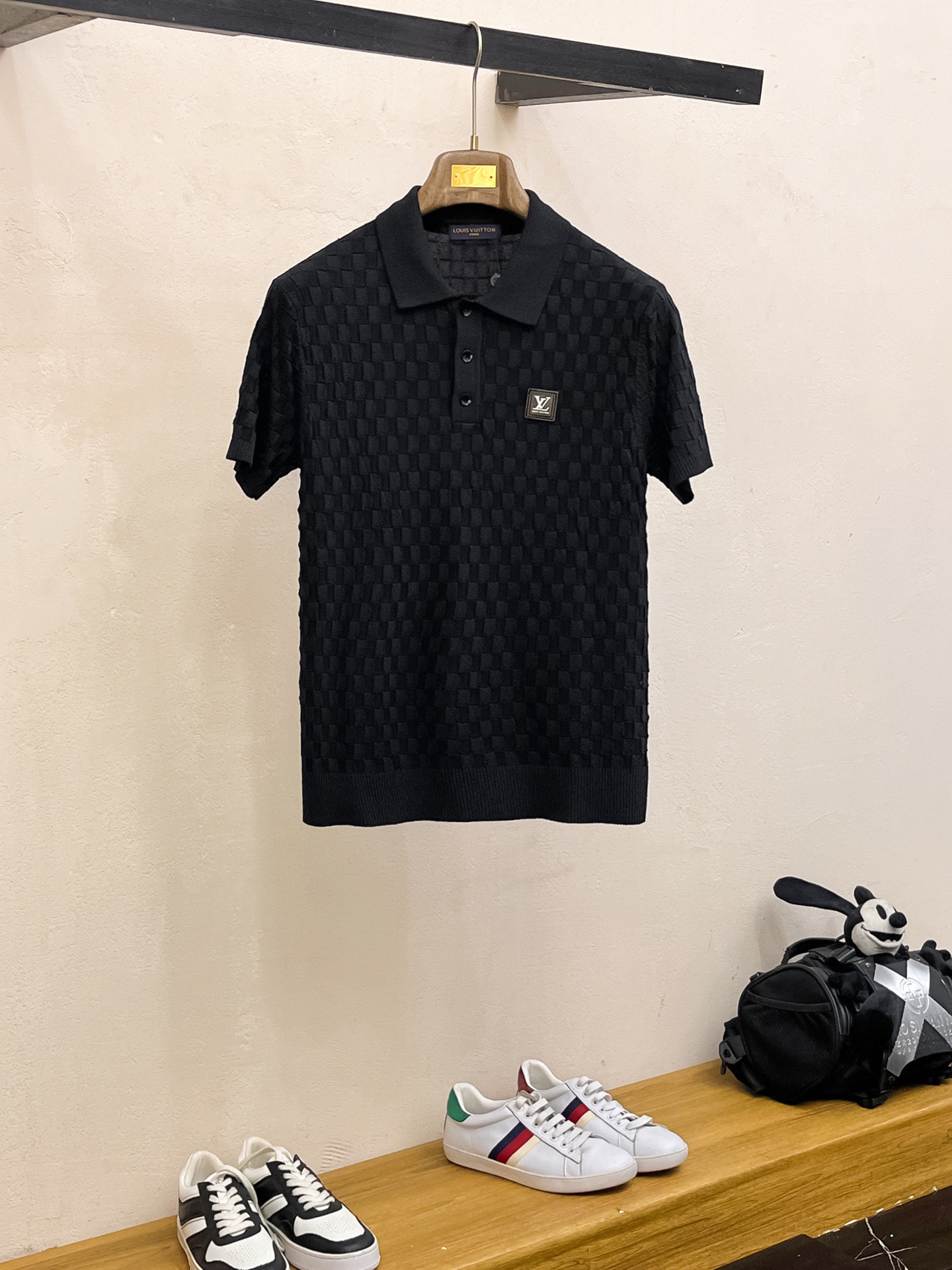 NO:442478,LV 2025 spring and summer new product knitted short-sleeved, imported knitted fabric, soft touch. Top imported private goods, design trendy short-sleeved sweaters, without losing luxury. The quality is unquestionable. The upper body effect is excellent, the same as the luxury official website!  Size M-3XL, louis vuitton, T-shirt, alexander wang19860909LV 2025春夏新品针织短袖,进口针织面料,手感柔软.顶级进口私货,设计潮流短袖针织衫,不失奢华 品质毋庸置疑 上身效果超赞,奢华官网同款！尺码M-3XL,,louis vuitton,T-shirt,alexander wang,Men's clothing