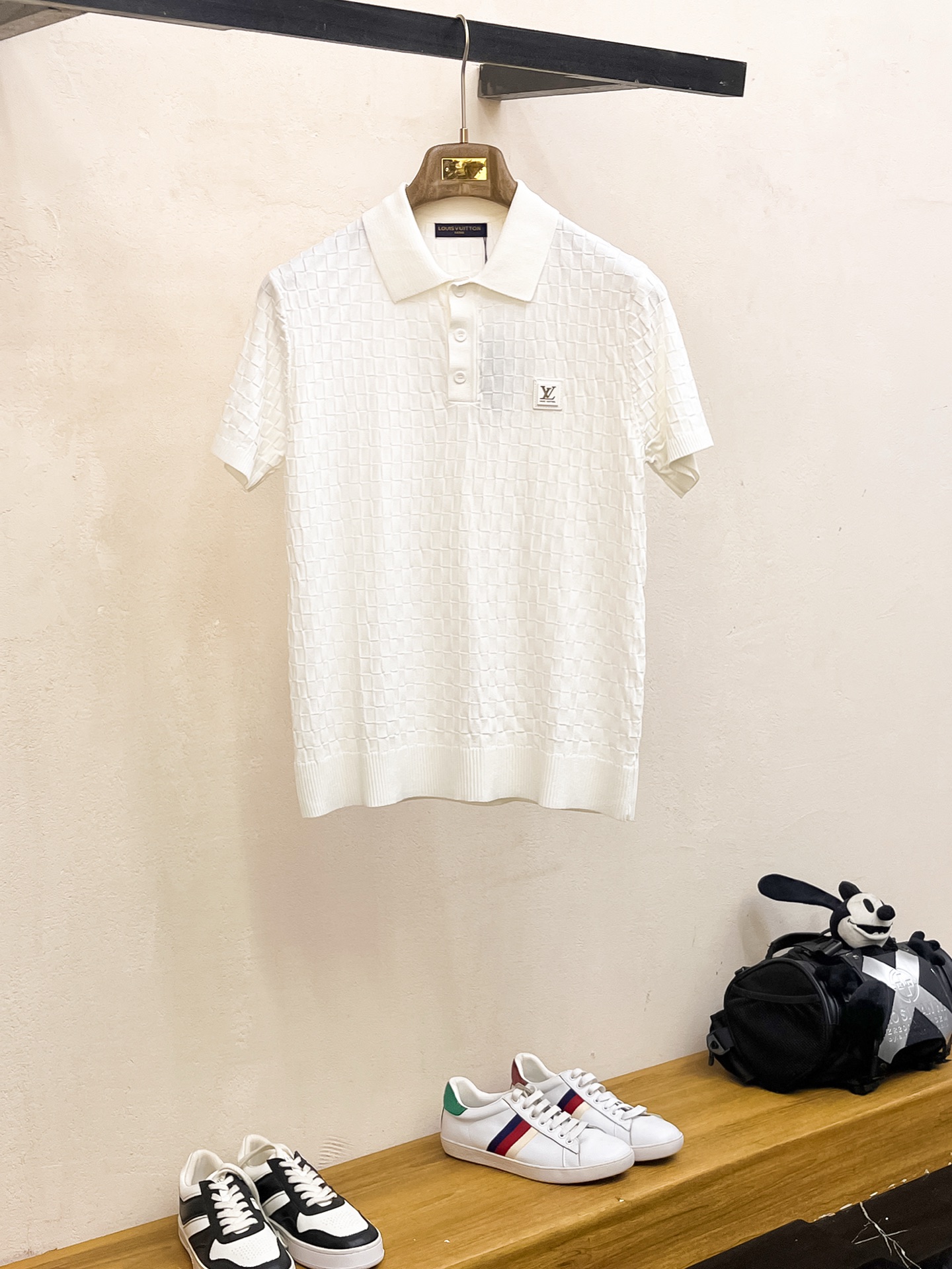 NO:442460,LV 2025 spring and summer new product knitted short-sleeved, imported knitted fabric, soft touch. Top imported private goods, design trendy short-sleeved sweaters, without losing luxury. The quality is unquestionable. The upper body effect is excellent, the same as the luxury official website!  Size M-3XL, louis vuitton, T-shirt, alexander wang19860909LV 2025春夏新品针织短袖,进口针织面料,手感柔软.顶级进口私货,设计潮流短袖针织衫,不失奢华 品质毋庸置疑 上身效果超赞,奢华官网同款！尺码M-3XL,,louis vuitton,T-shirt,alexander wang,Men's clothing