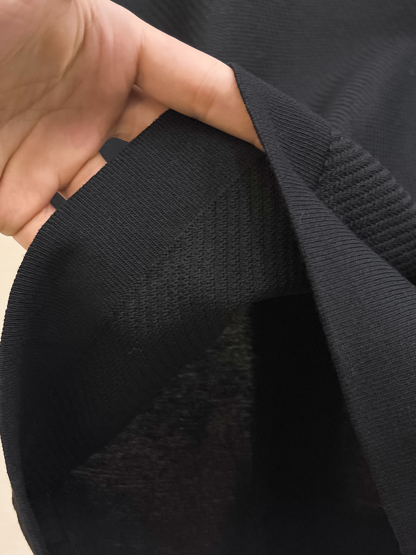 爱马仕 2026春夏新品针织短袖，进口针织面料，手感柔软。顶级进口私货，设计潮流短袖针织衫，不失奢华 品