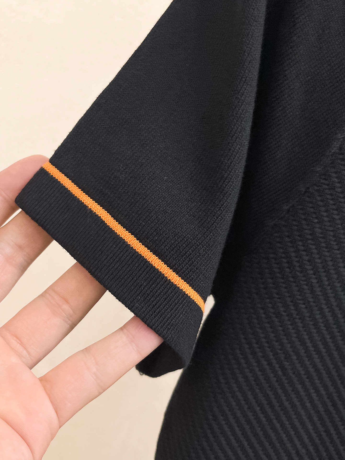 爱马仕 2026春夏新品针织短袖，进口针织面料，手感柔软。顶级进口私货，设计潮流短袖针织衫，不失奢华 品