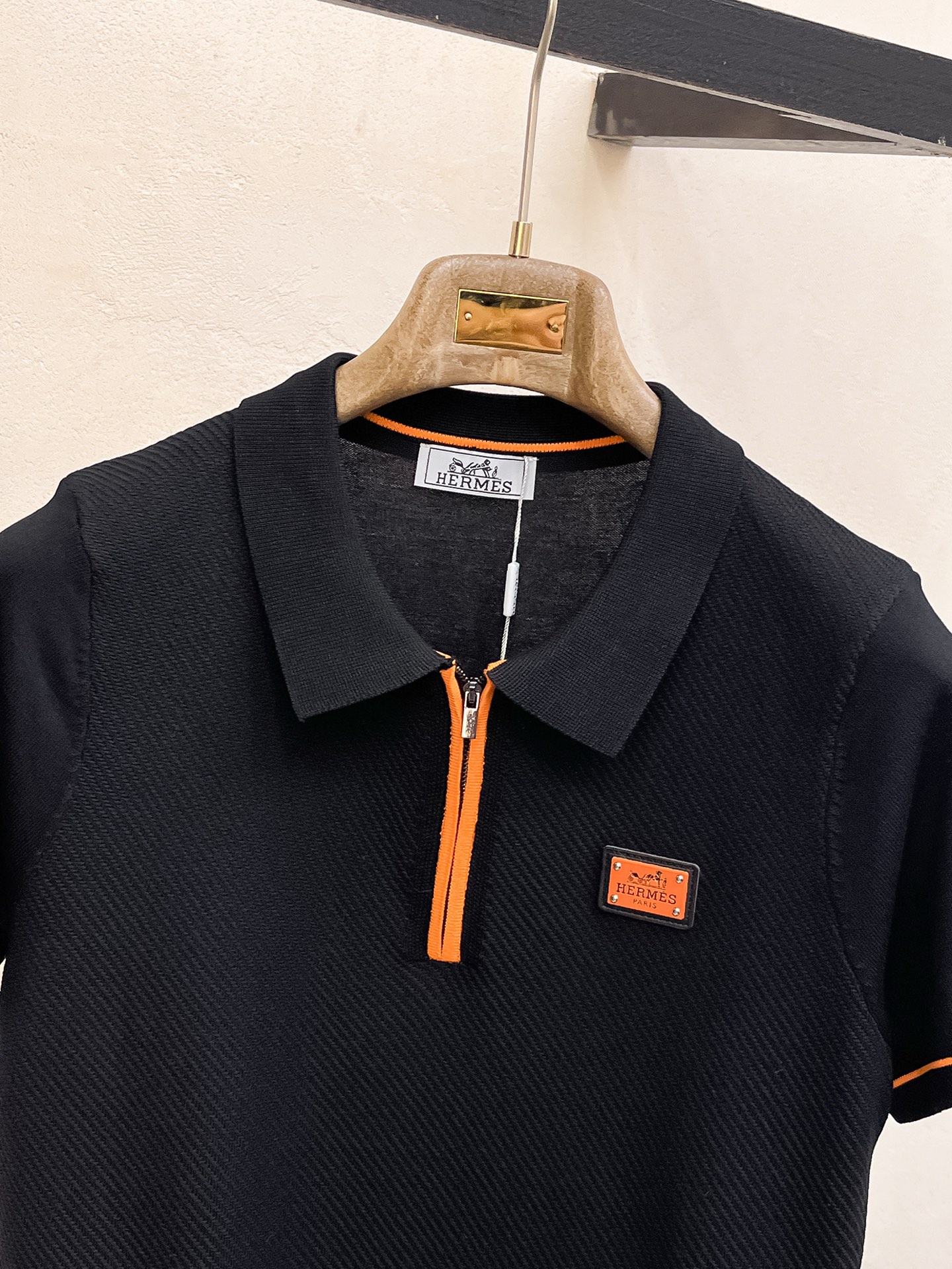 爱马仕 2026春夏新品针织短袖，进口针织面料，手感柔软。顶级进口私货，设计潮流短袖针织衫，不失奢华 品