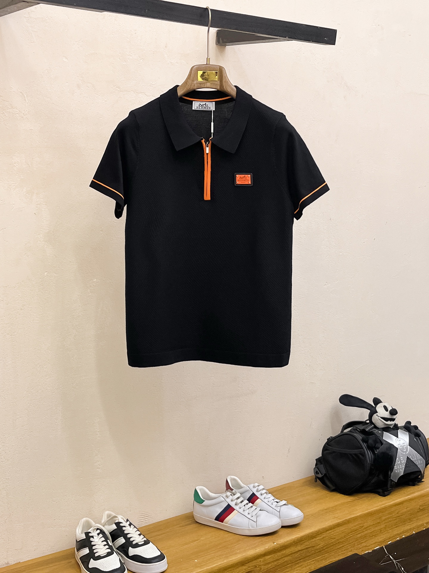 NO:442423,Hermes 2025 spring and summer new product knitted short-sleeved, imported knitted fabric, soft touch. Top imported private goods, design trendy short-sleeved sweaters, without losing luxury. The quality is unquestionable. The upper body effect is excellent, the same as the luxury official website!  Size M-3XL, hermes, T-shirt, alexander wang19860909爱马仕 2025春夏新品针织短袖,进口针织面料,手感柔软.顶级进口私货,设计潮流短袖针织衫,不失奢华 品质毋庸置疑 上身效果超赞,奢华官网同款！尺码M-3XL,,hermes,T-shirt,alexander wang,Men's clothing