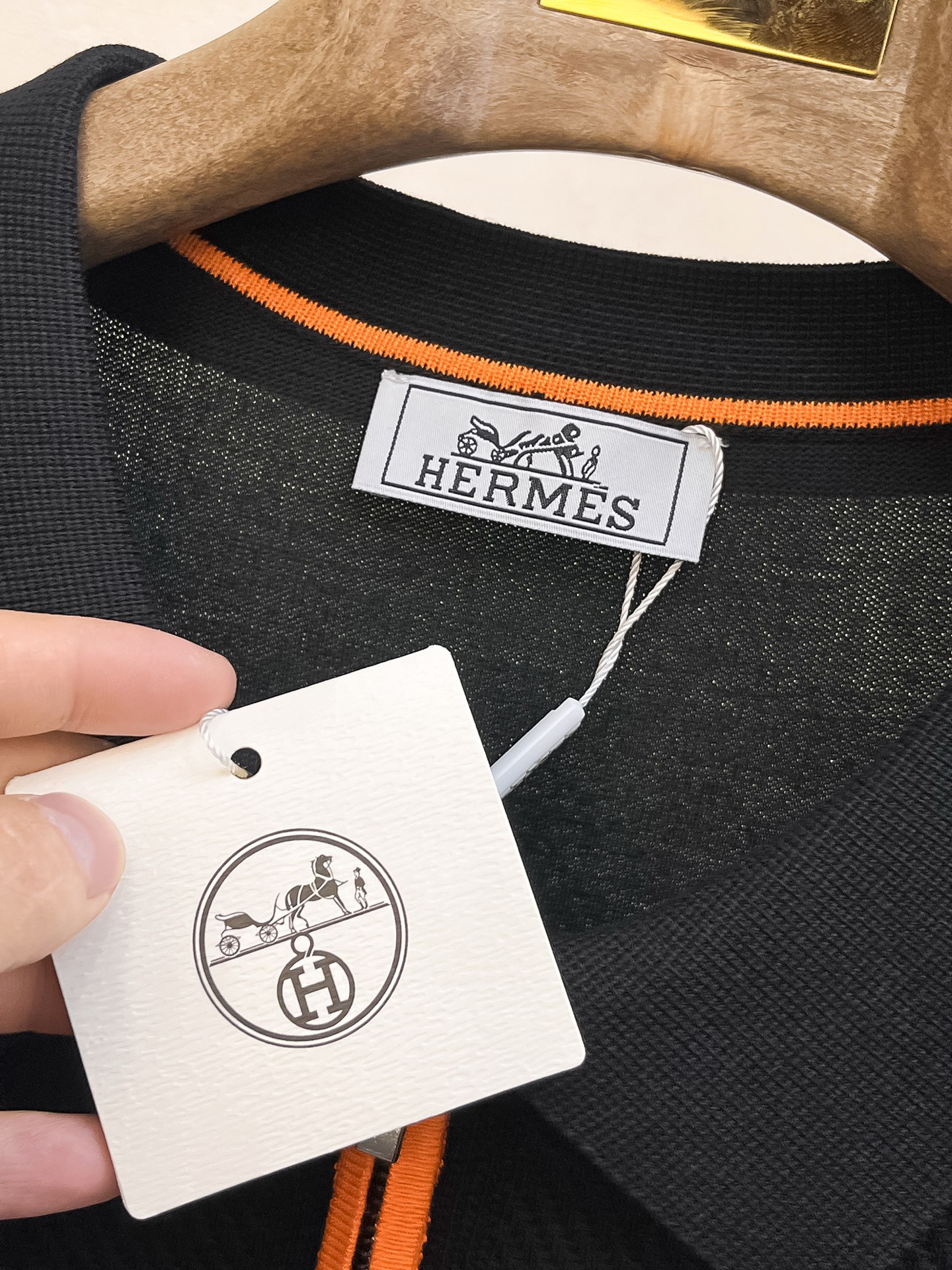 爱马仕 2026春夏新品针织短袖，进口针织面料，手感柔软。顶级进口私货，设计潮流短袖针织衫，不失奢华 品