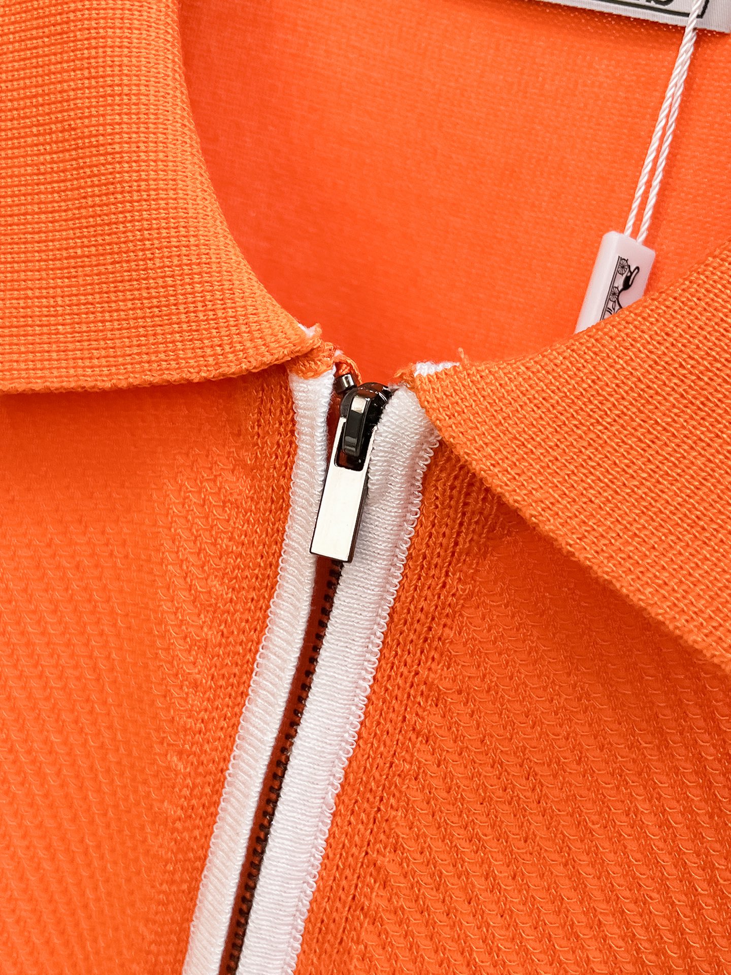 爱马仕 2026春夏新品针织短袖，进口针织面料，手感柔软。顶级进口私货，设计潮流短袖针织衫，不失奢华 品