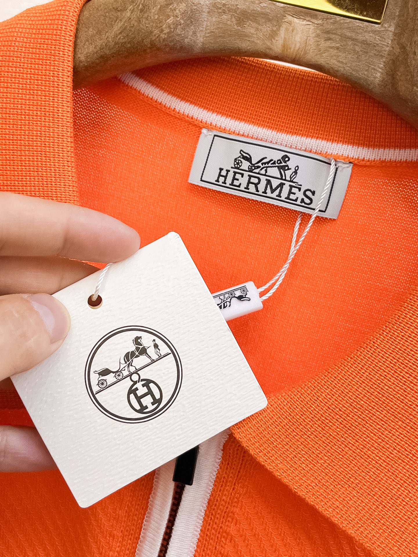 爱马仕 2026春夏新品针织短袖，进口针织面料，手感柔软。顶级进口私货，设计潮流短袖针织衫，不失奢华 品