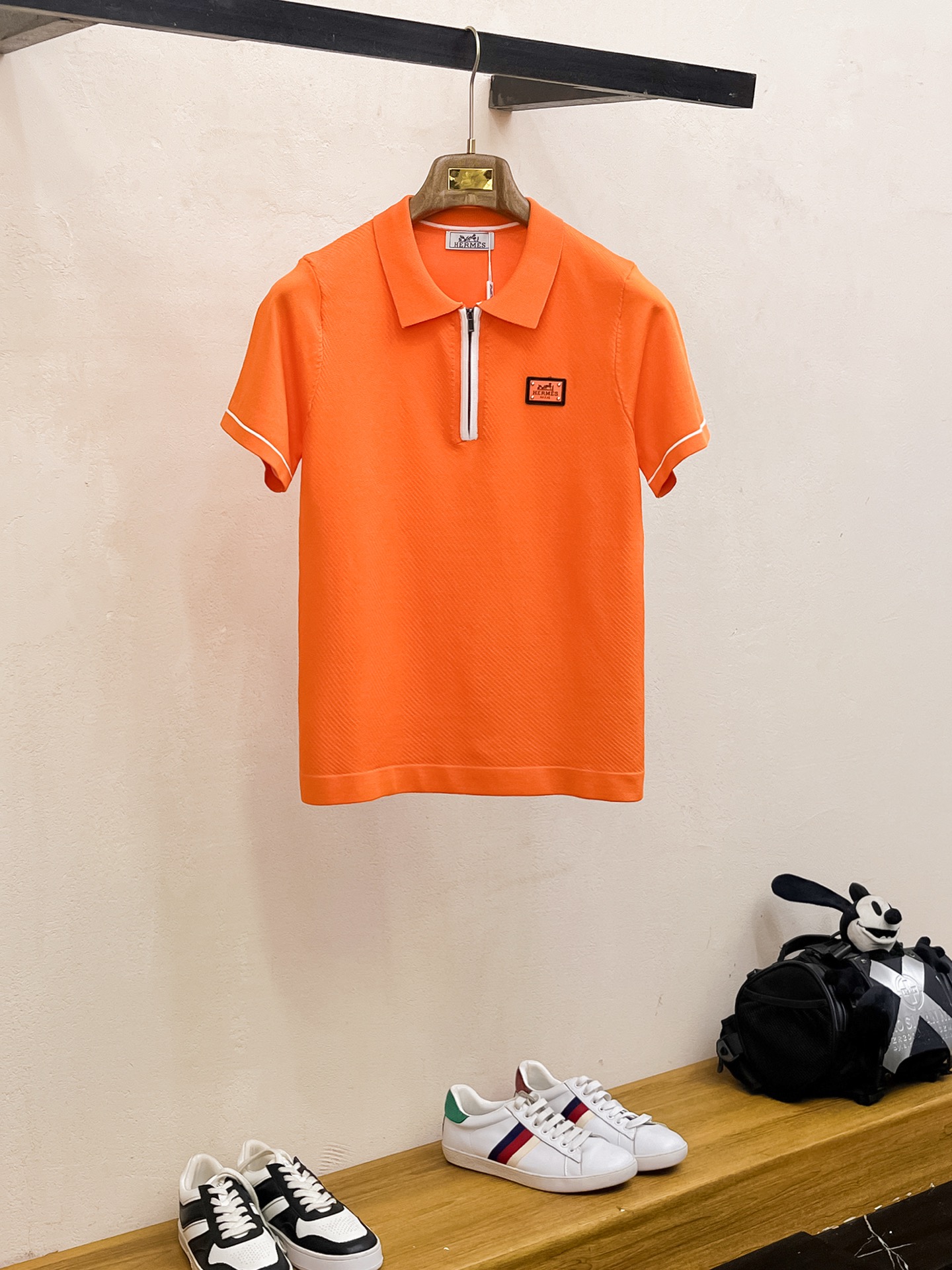 NO:442417,Hermes 2025 spring and summer new product knitted short-sleeved, imported knitted fabric, soft touch. Top imported private goods, design trendy short-sleeved sweaters, without losing luxury. The quality is unquestionable. The upper body effect is excellent, the same as the luxury official website!  Size M-3XL, hermes, T-shirt, alexander wang19860909爱马仕 2025春夏新品针织短袖,进口针织面料,手感柔软.顶级进口私货,设计潮流短袖针织衫,不失奢华 品质毋庸置疑 上身效果超赞,奢华官网同款！尺码M-3XL,,hermes,T-shirt,alexander wang,Men's clothing