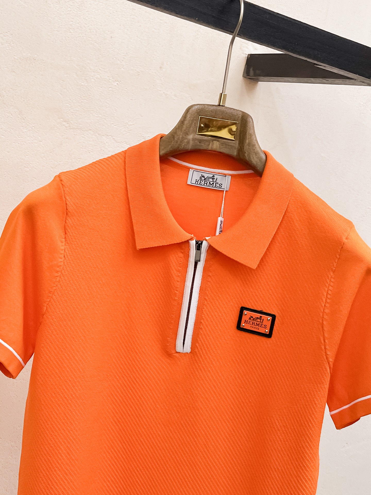 爱马仕 2026春夏新品针织短袖，进口针织面料，手感柔软。顶级进口私货，设计潮流短袖针织衫，不失奢华 品