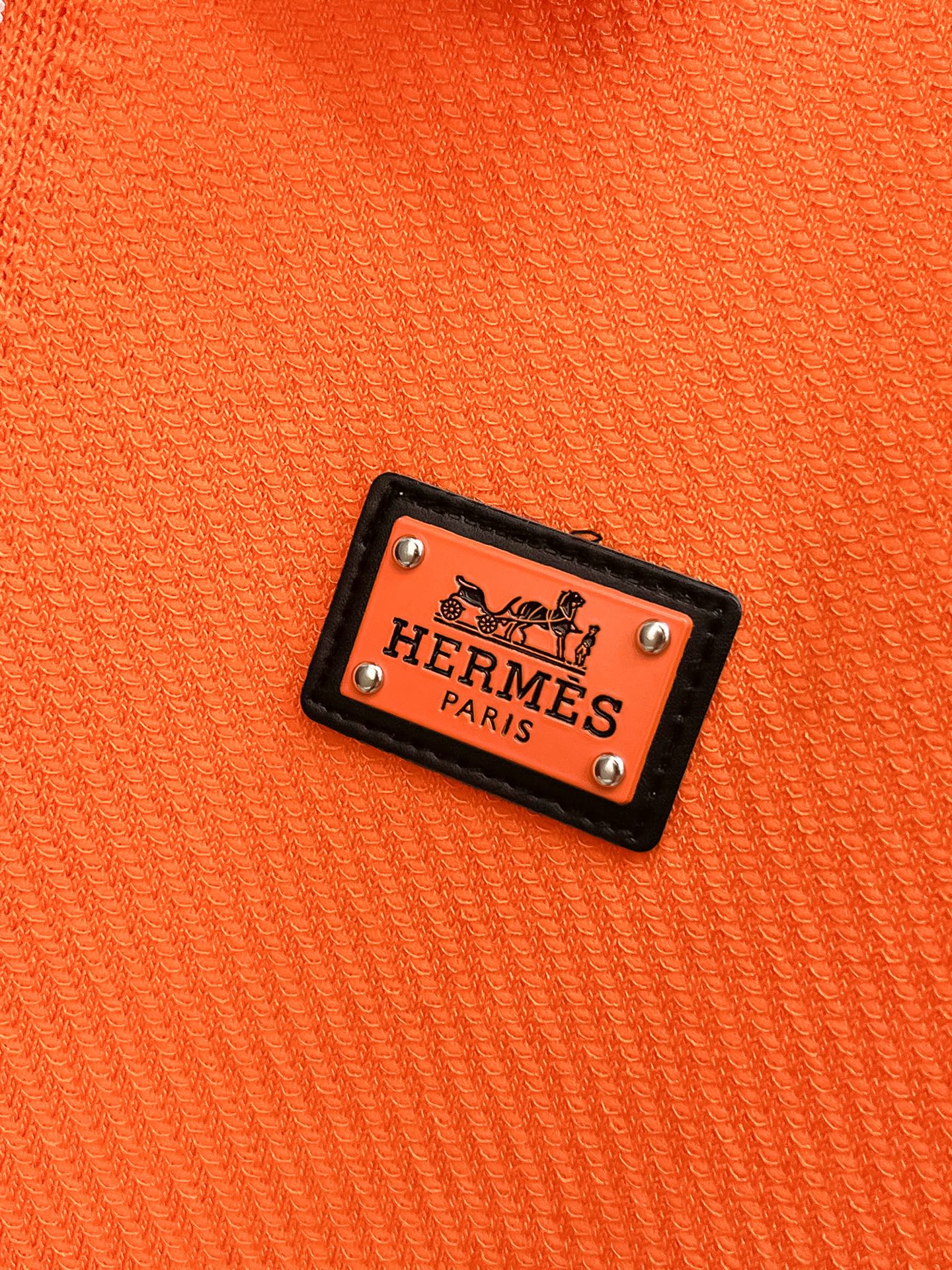 爱马仕 2026春夏新品针织短袖，进口针织面料，手感柔软。顶级进口私货，设计潮流短袖针织衫，不失奢华 品