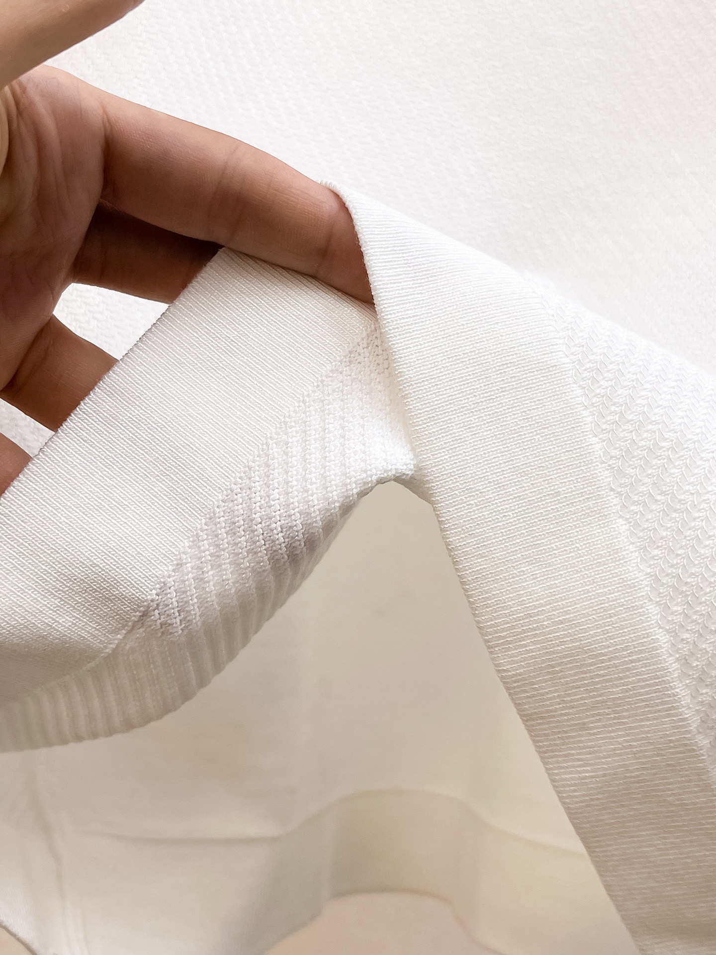 爱马仕 2026春夏新品针织短袖，进口针织面料，手感柔软。顶级进口私货，设计潮流短袖针织衫，不失奢华 品