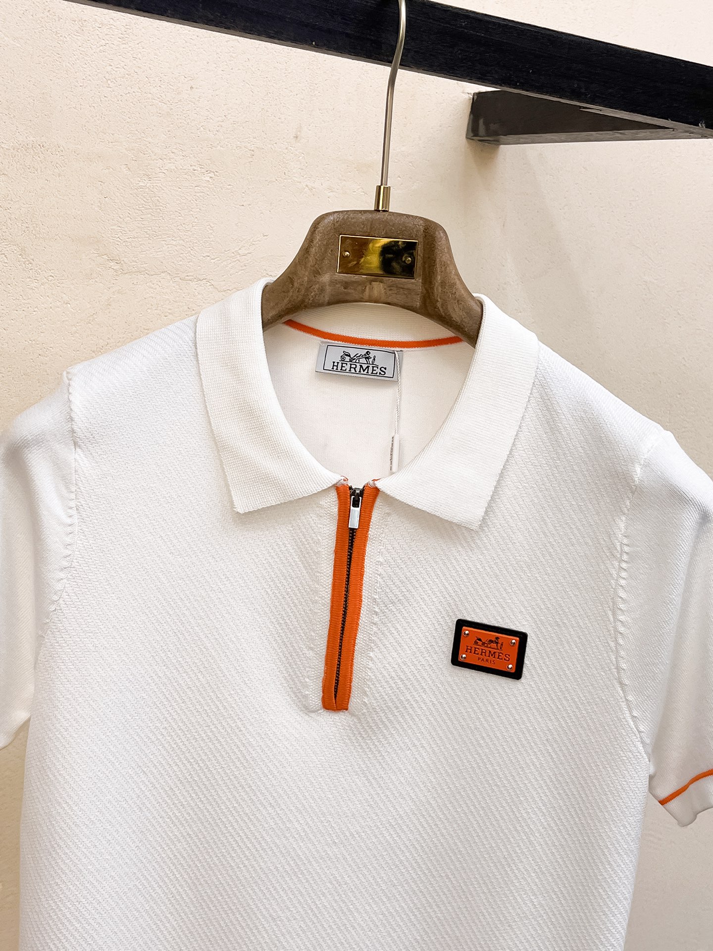 爱马仕 2026春夏新品针织短袖，进口针织面料，手感柔软。顶级进口私货，设计潮流短袖针织衫，不失奢华 品